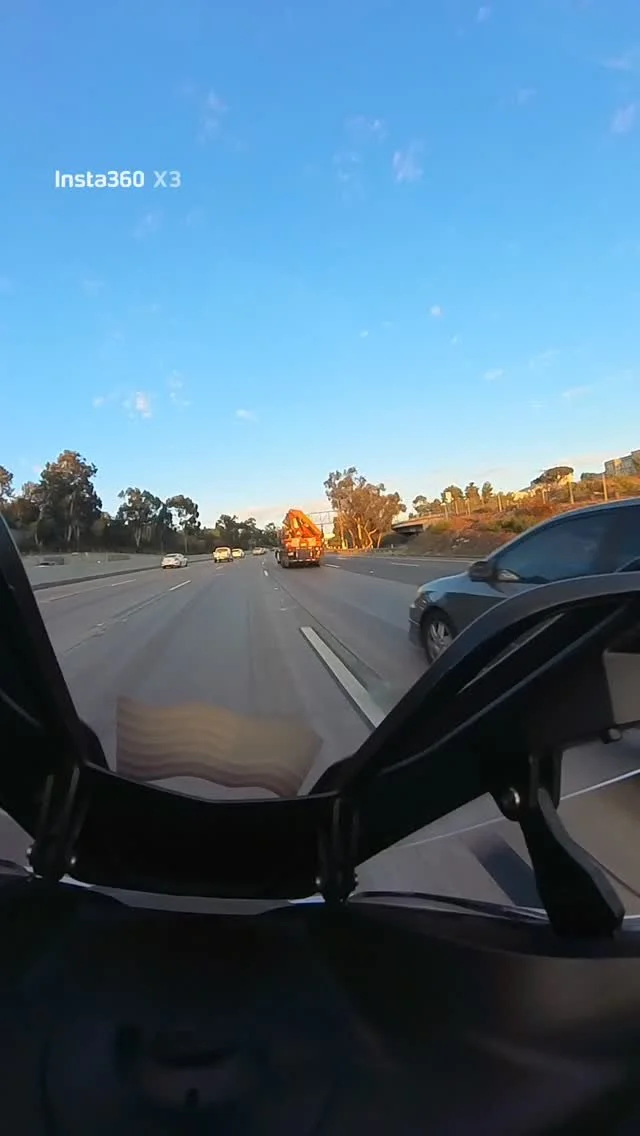 🚛➡️🚗 Imagine this: you’re cruising along, a semi-truck beside you, and suddenly a car hidden in its blind spot darts across your lane. No warning—just danger appearing out of nowhere.
For most riders, that’s panic time. But panic
