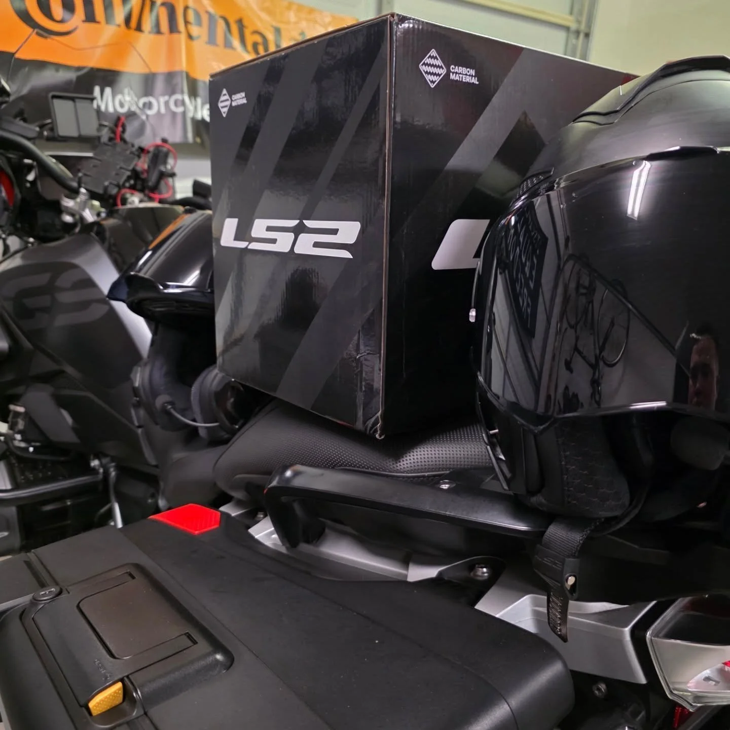 🔥A massive thank you to @ls2helmetsus for the package🔥

What's in the box? 

LS2 sent me their Thunder Carbon helmet and I am BLOWN AWAY. 

For less than $1000 you can have an FIm certified, fully carbon fiber helmet developed by LS2 and some of th