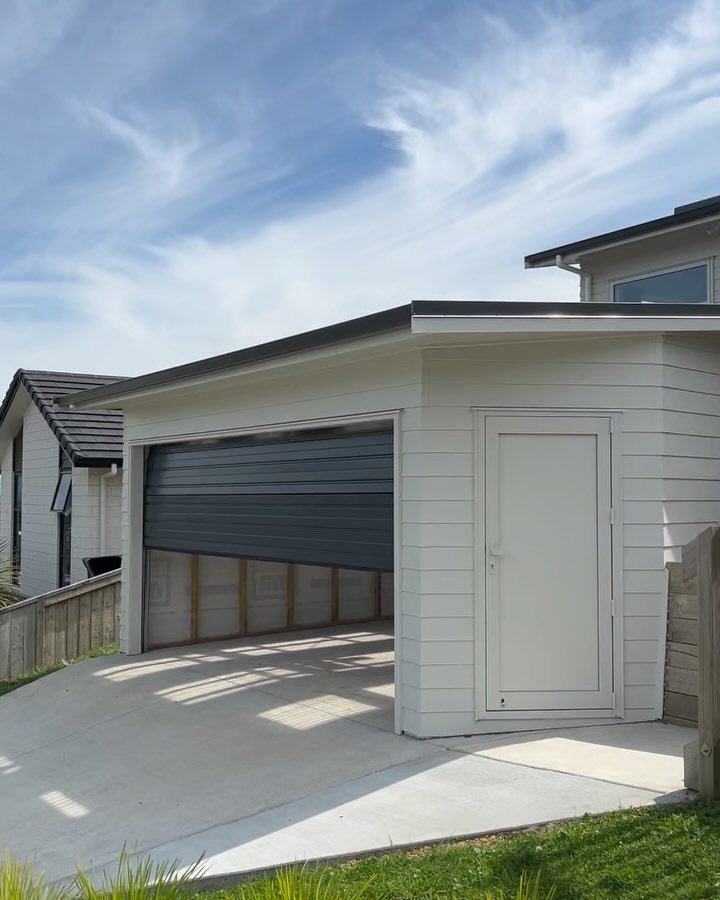 New garage build in welcome bay. One square corner in the building and nothing level to work from but made it work and it came up nice.