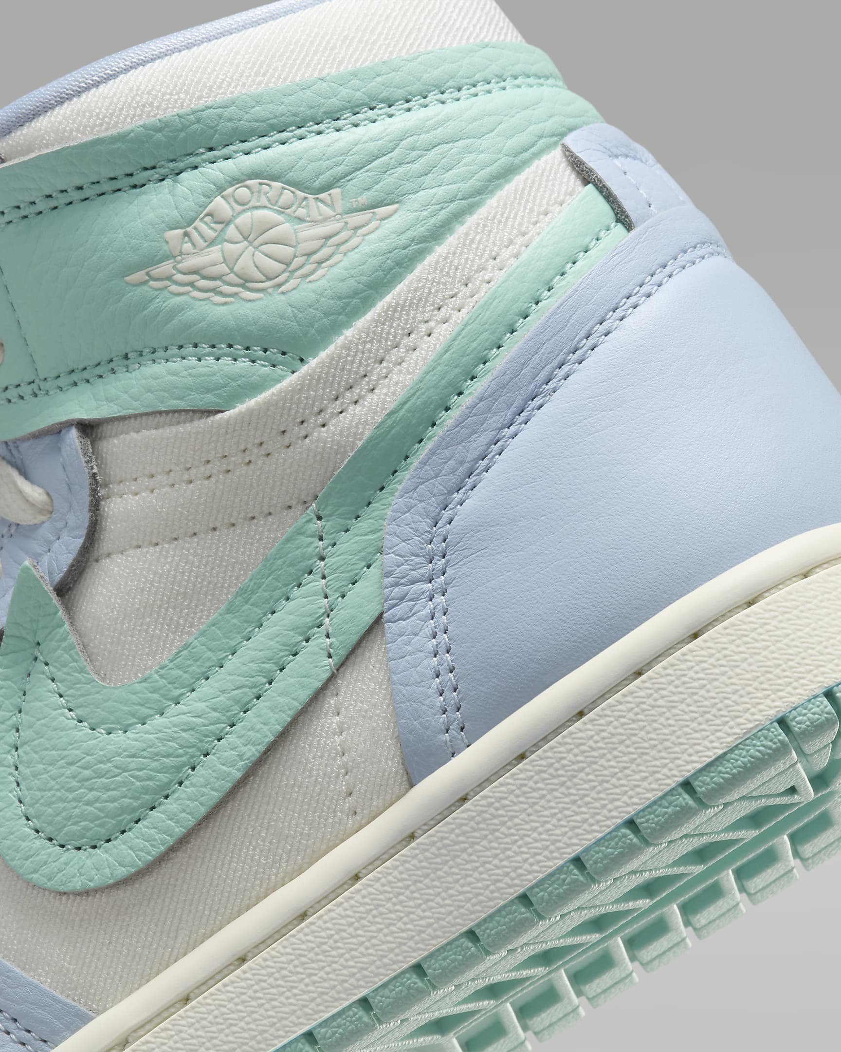 WMNS+AIR+JORDAN+1+MM+HIGH (2).jpg