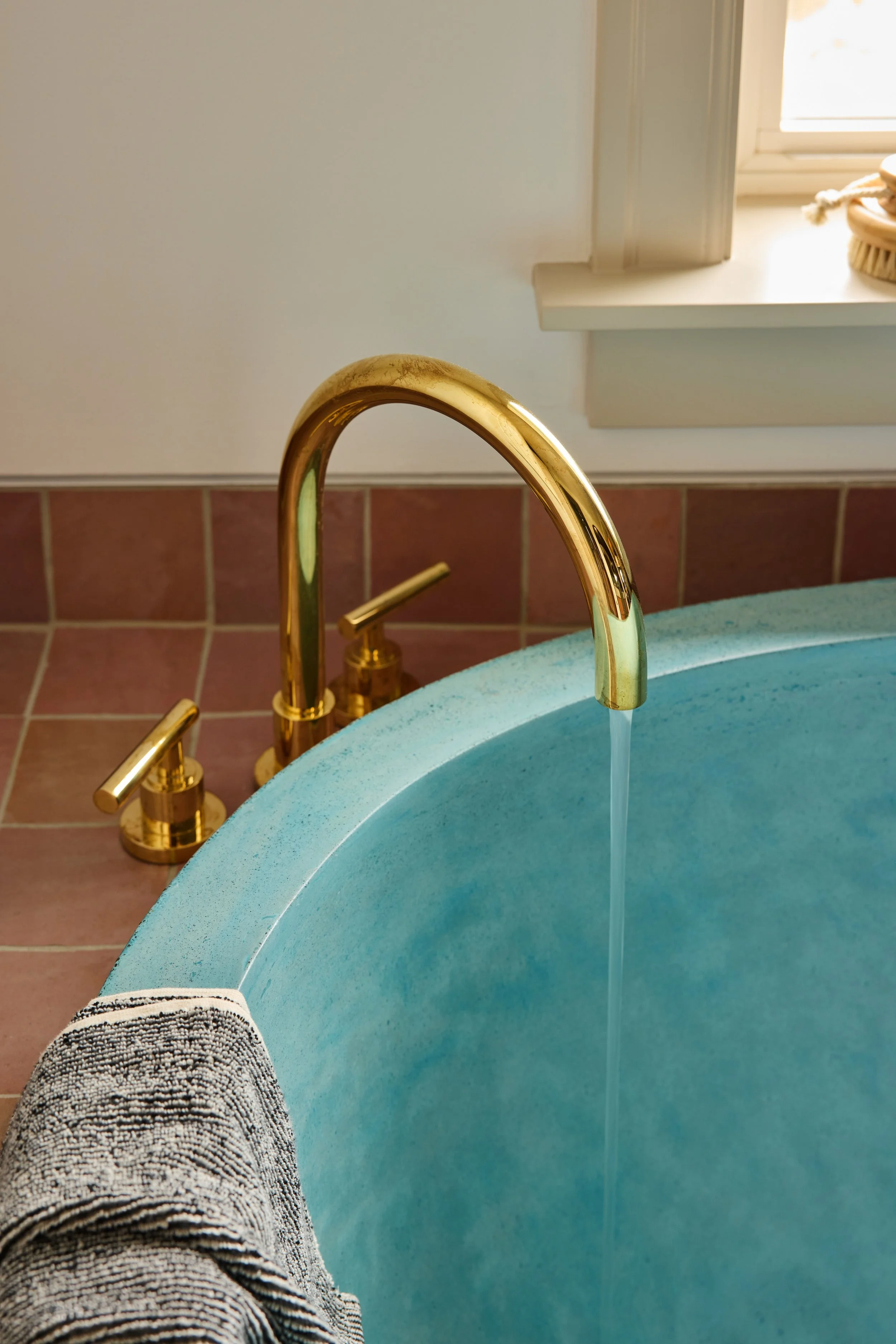 260523_Sill_Design_Keyes_Bathroom_Bath_Detail_water_109.jpg
