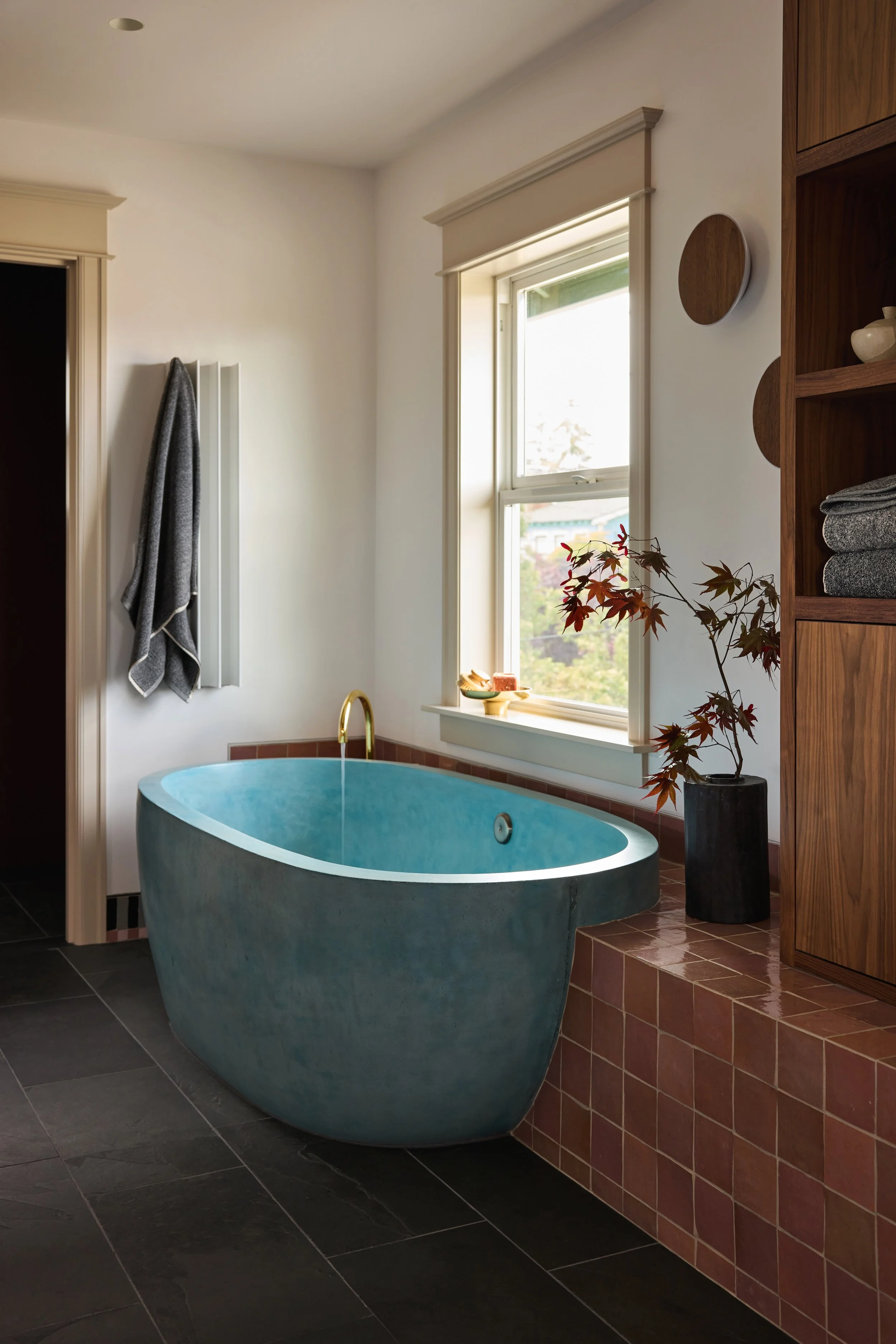 260523_Sill_Design_Keyes_Bathroom_tub_Main_119_water.jpg