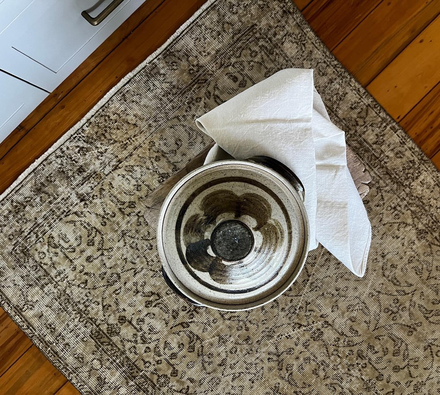 Just a vintage casserole dish&hellip; on a stool&hellip; on a rug&hellip; in the middle of the kitchen. 

Scolloped Casserole Dish and &ldquo;COCO CHARM&rdquo; Vintage Anatolian Rug available to shop now on our website. 🔗 Link in bio. 

#thatsmyfavo