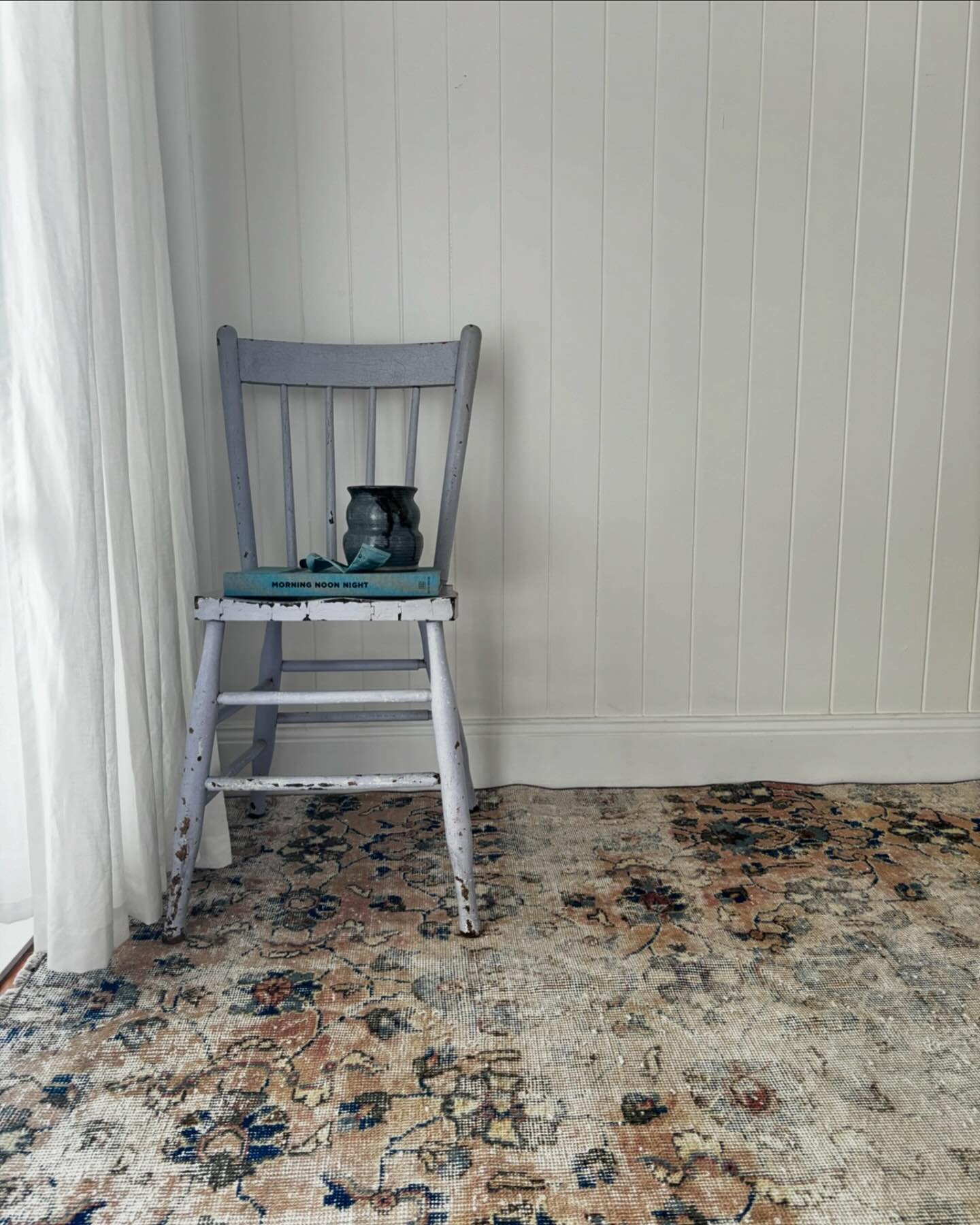 Washing away Wednesday with some moody blues 🤍 

#thatsmyfavourite #vintagerugs #vintagepottery #vintage #rugs #pottery #interiordesign #brisbanehome #brisbanestyle #ipswichhome #queenslander #farmhousestyle #countrystyle #californiacasual