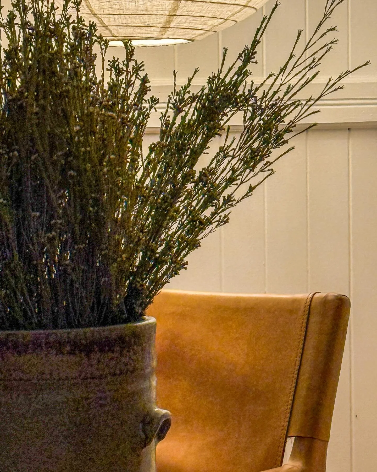 Rainy weather is for staying in. Some vintage pottery and worn leather for your viewing pleasure. What a combo 🤍 

#thatsmyfavourite #vintagepottery #vintagerugs #modernvintagehome