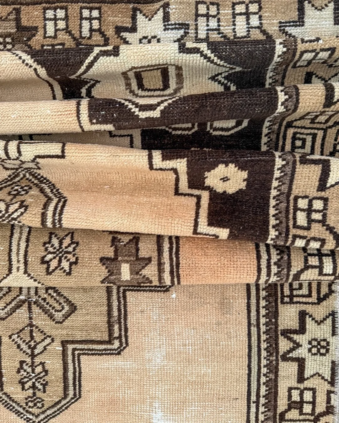 On Mondays we lug rugs! Charlie and Sally out and about today 🤍

Charlie vintage runner and Sally vintage scatter both available on the TMF website, link in bio.