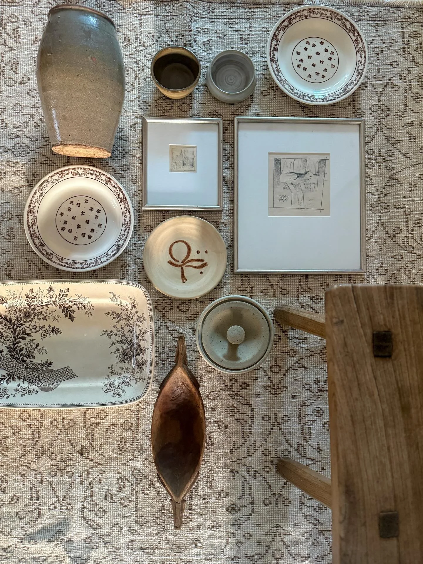 Some neutral bits and bobs for flat-lay Tuesday (gotta love how flat-lay rhymes with any day of the week). Resting on our gorgeous vintage rug, Nellie. If you like quiet cozy spaces she could be for you 🤍

#vintagehome #vintagerugshop