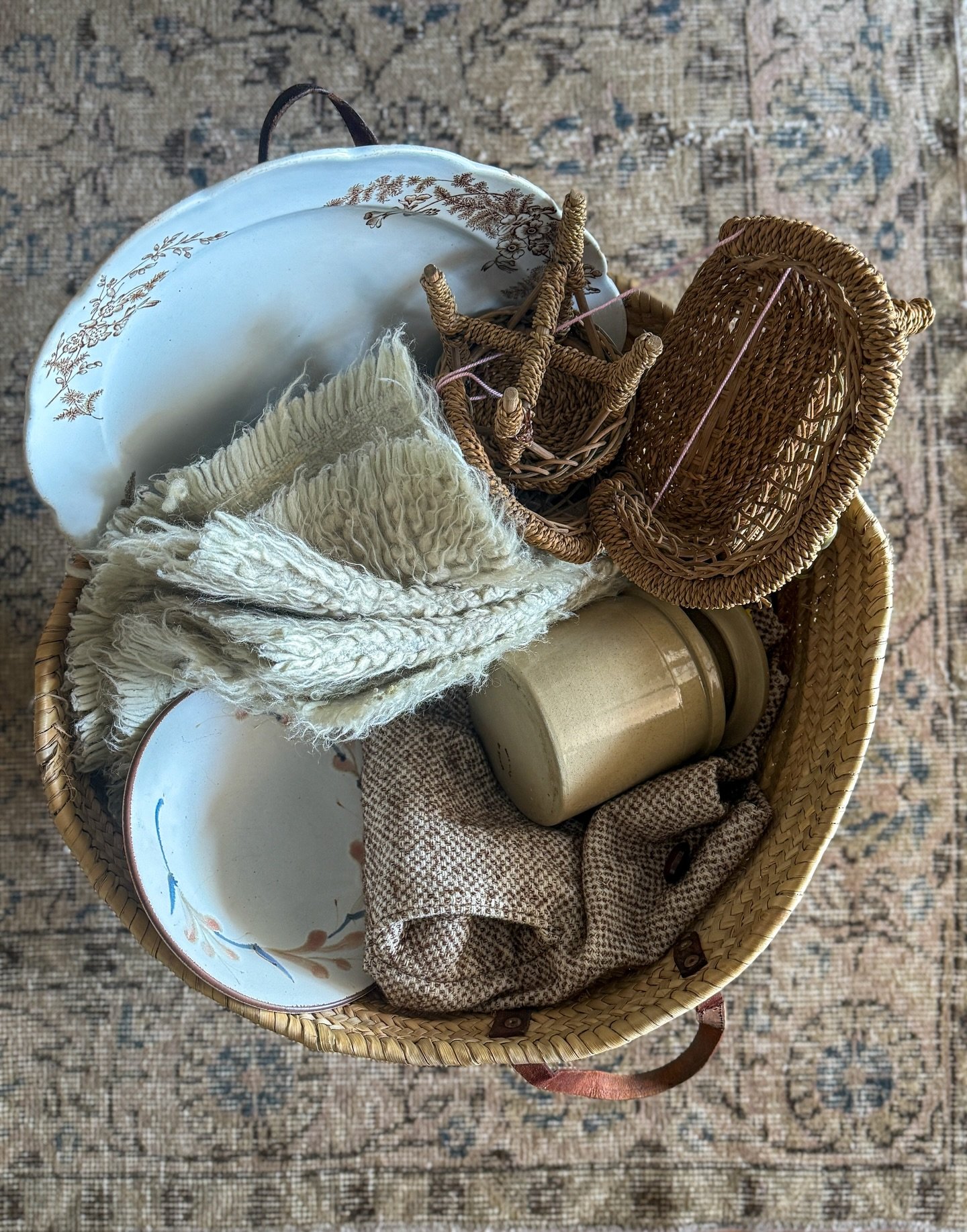 Just a few favourite things from this week 🤍
Gathering goodies far and wide is always an adventure and this week, while on a mini-break from work, I managed to find some gems!

From a vintage tweed coat, ready for my Winter work commute to some love