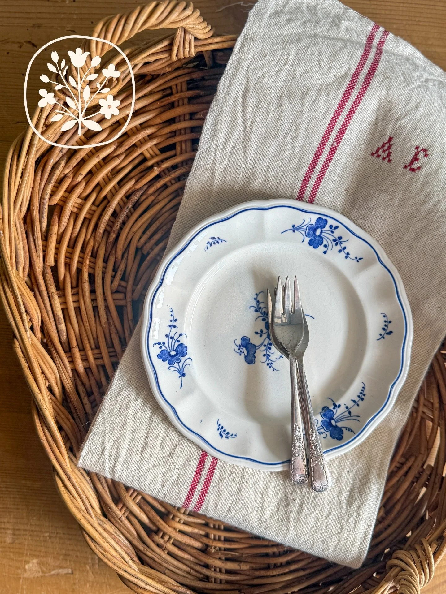 Some pieces coming with us to @lagrangesupplyanddesign this Sunday at @kenilworthhomestead 🤍 Plus some new pieces added to our website

#interiordesign #vintagehome #pottery