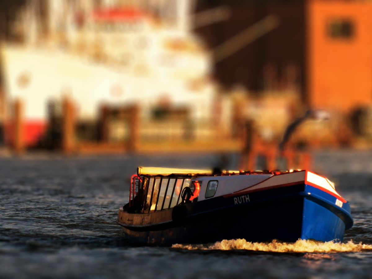 DIE HAFENRUNDFAHRT HAMBURG – MIT DEN BARKASSEN DEN HAMBURGER HAFEN ENTDECKEN