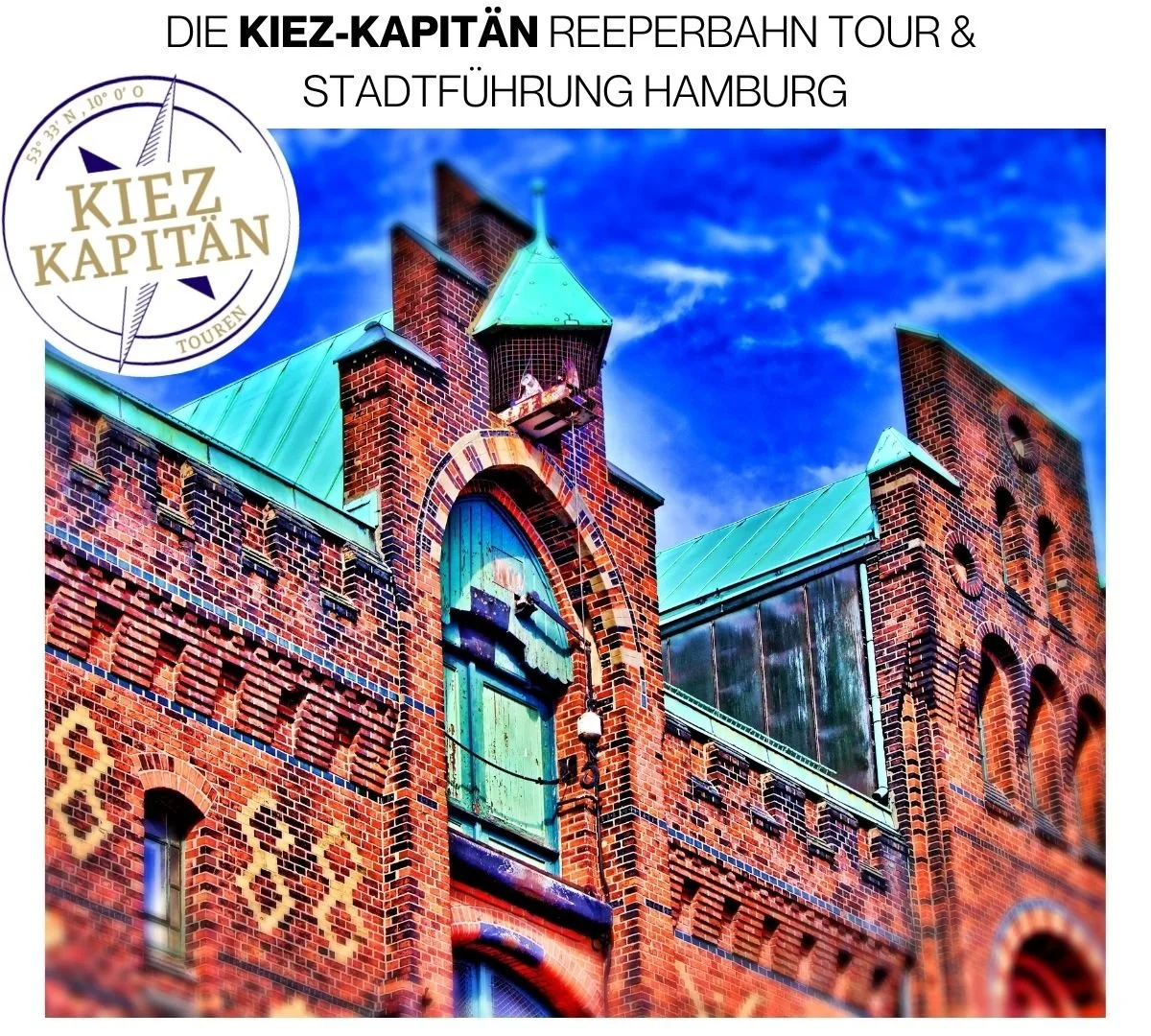 Historisches Backsteingebäude mit grünen Dach und Turm unter blauem Himmel. Die Kiez Kapitän Hamburg Touren. Reeperbahn & Beatles Kieztour und Stadtführung Hamburg.