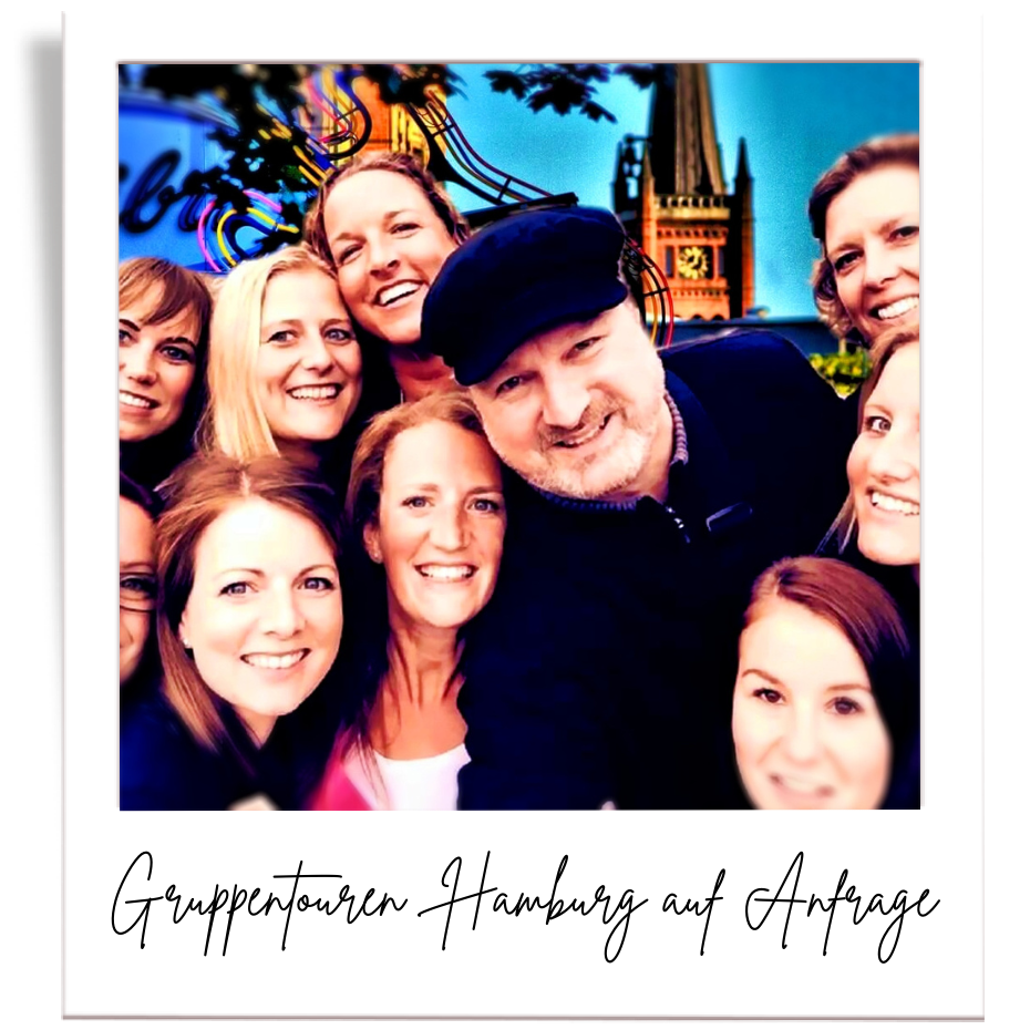 Gruppe von Menschen, die ein Selfie machen, im Hintergrund die Hamburger Kirchturm, mit bunten Lichtern und lauter Freude.