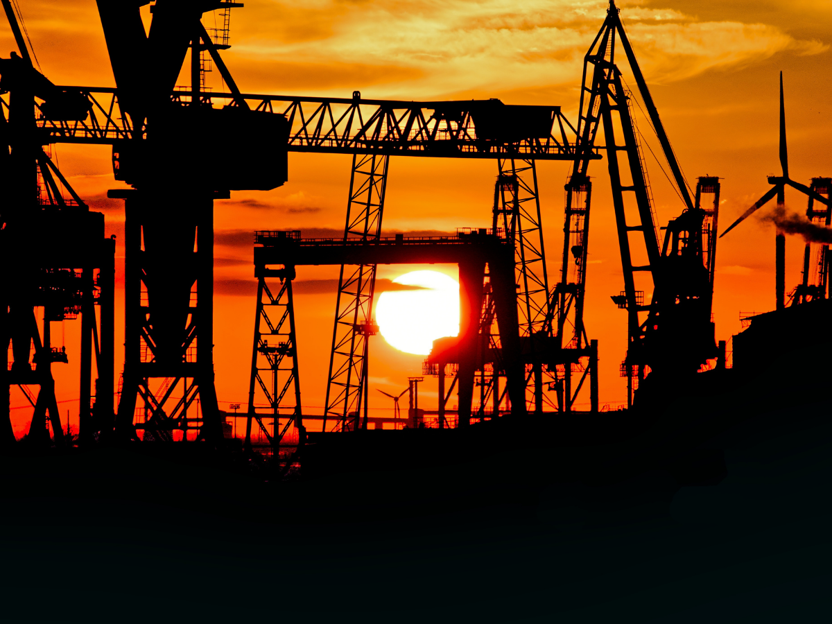 Sonnenuntergang im Hamburger Hafen. Jens, der Kiez-Kapitän für die Reeperbahn & Beatles Kieztour durch St. Pauli. Und die Hamburger Stadtführung zur Hafencity und Speicherstadt.