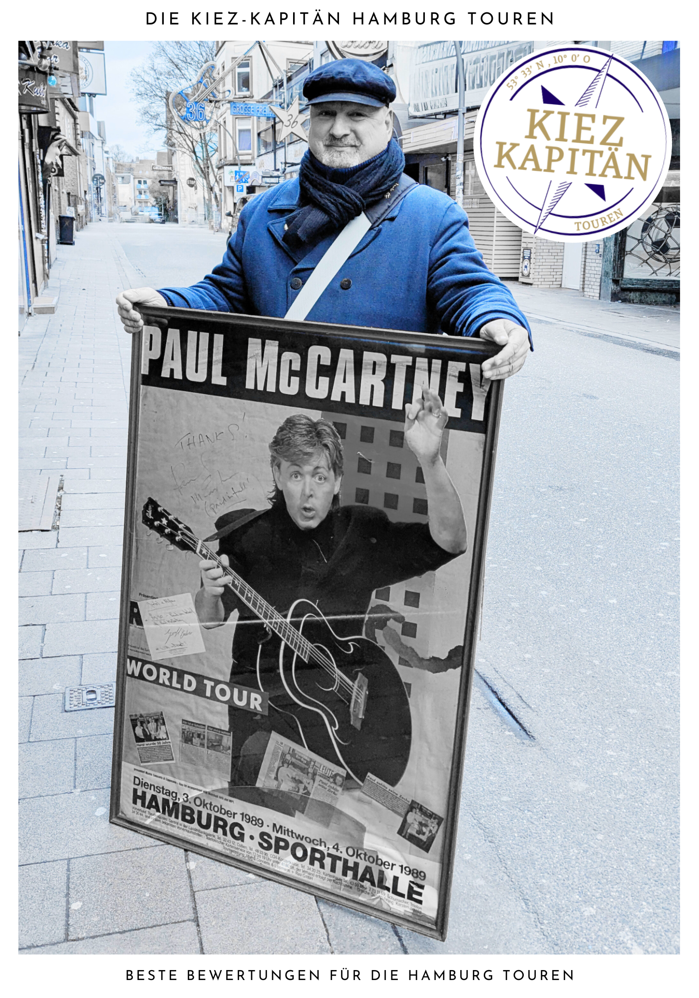 Der Kiez-Kapitän hält ein Plakat für eine Paul McCartney Welt-Tournee in Hamburg, Deutschland, im Jahr 1989. Die Reeperbahn & Beatles Kieztour.