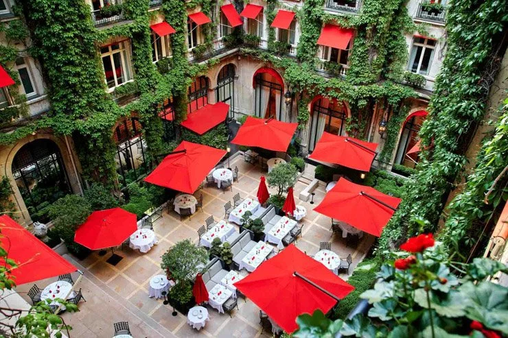 Plaza Athénée-cour jardin.jpg