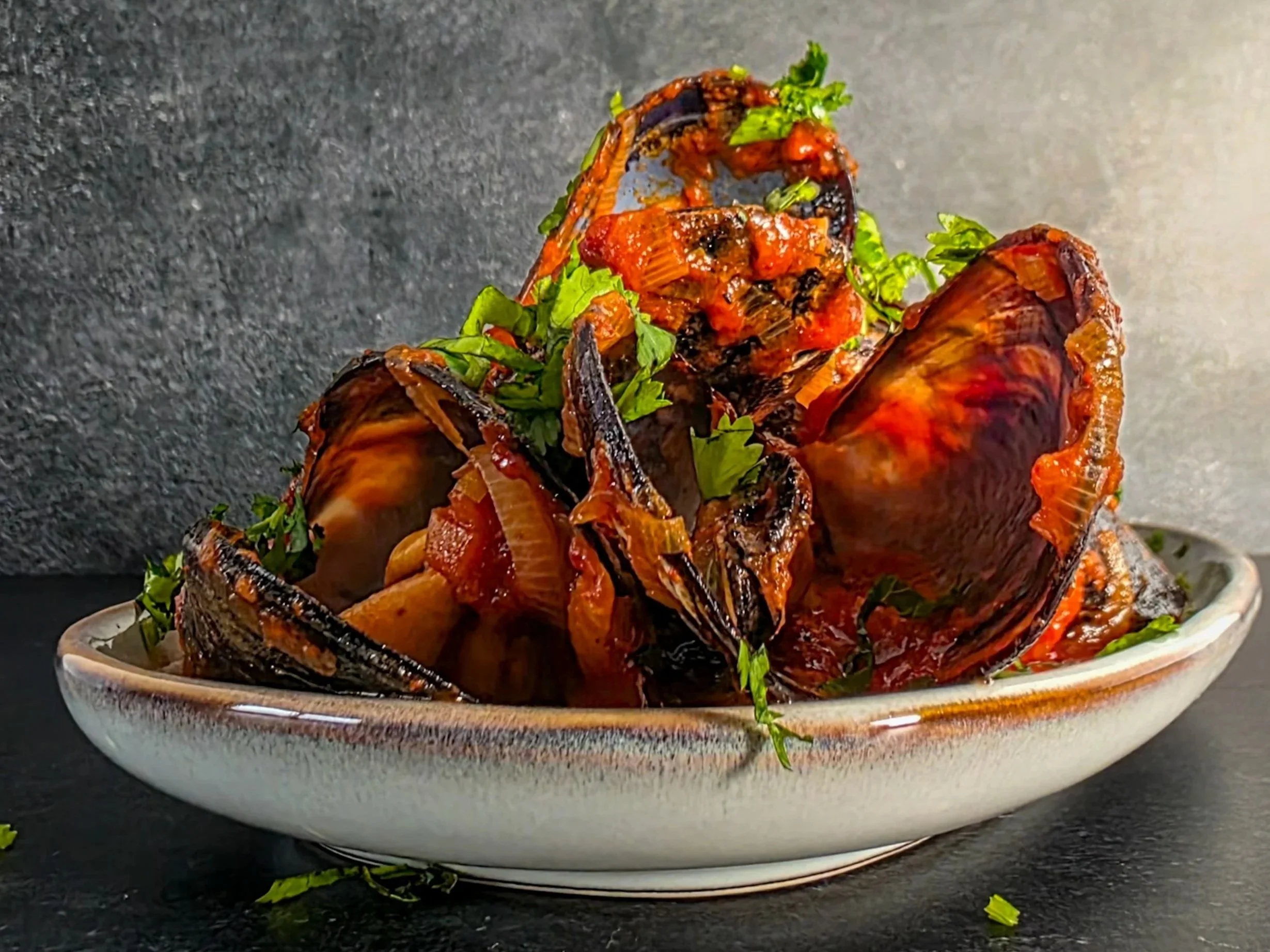 Spicy Tomato Spanish Mussels paired with Passez à l'Orange Assyrtiko 2023 orange wine. A bold, mineral pairing with full recipe by Mulongo Wine & Spice.