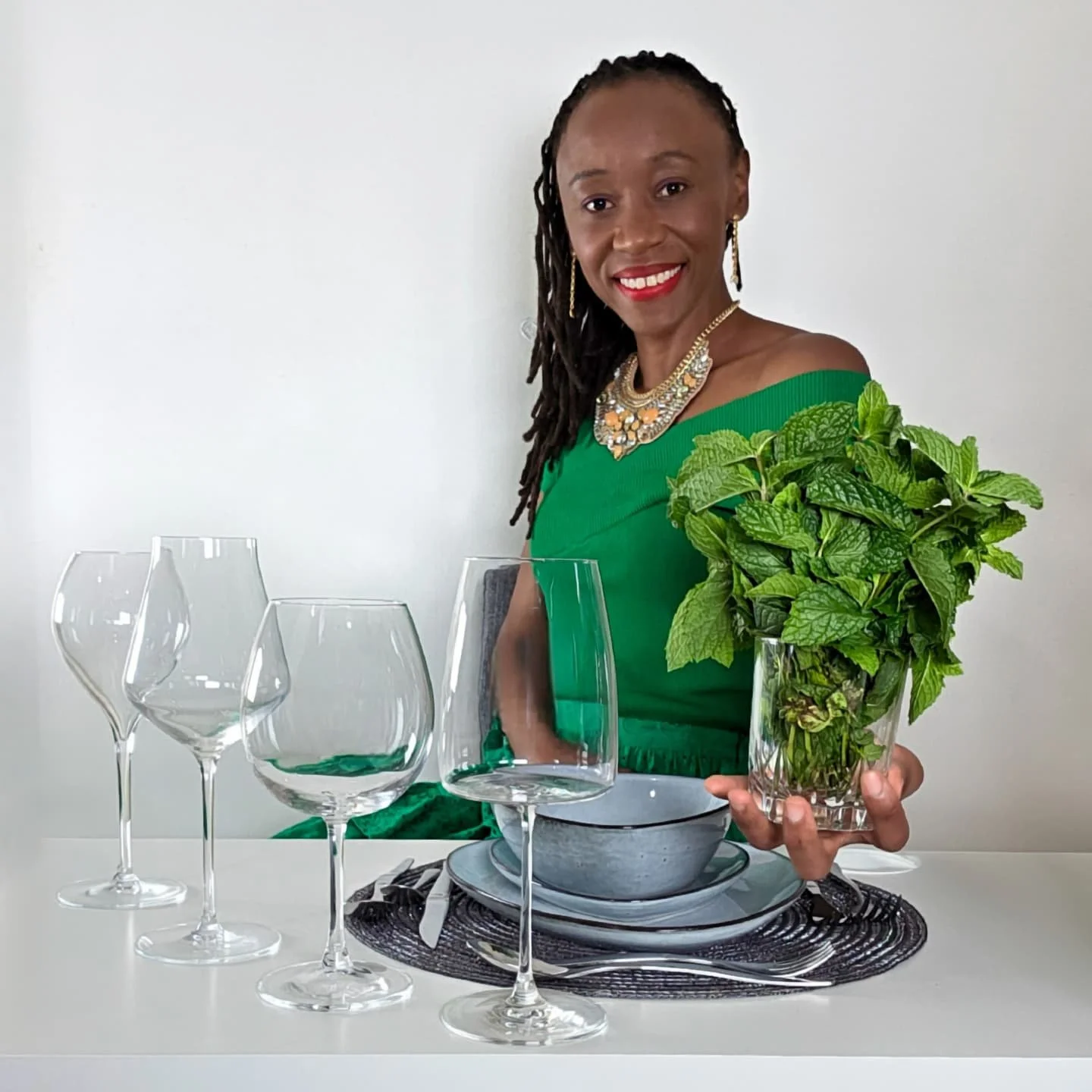 𝘔𝘢𝘴𝘵𝘦𝘳 𝘛𝘩𝘦 𝘈𝘳𝘵𝘴 𝘰𝘧 𝘢 𝘎𝘳𝘦𝘢𝘵 𝘏𝘰𝘴𝘵

Green is the color of nature 💚, and my outfit is a nod to my farming roots. Funny enough, I grew into a spice expert who loves experimenting with food and wine.

In our last article, we explo