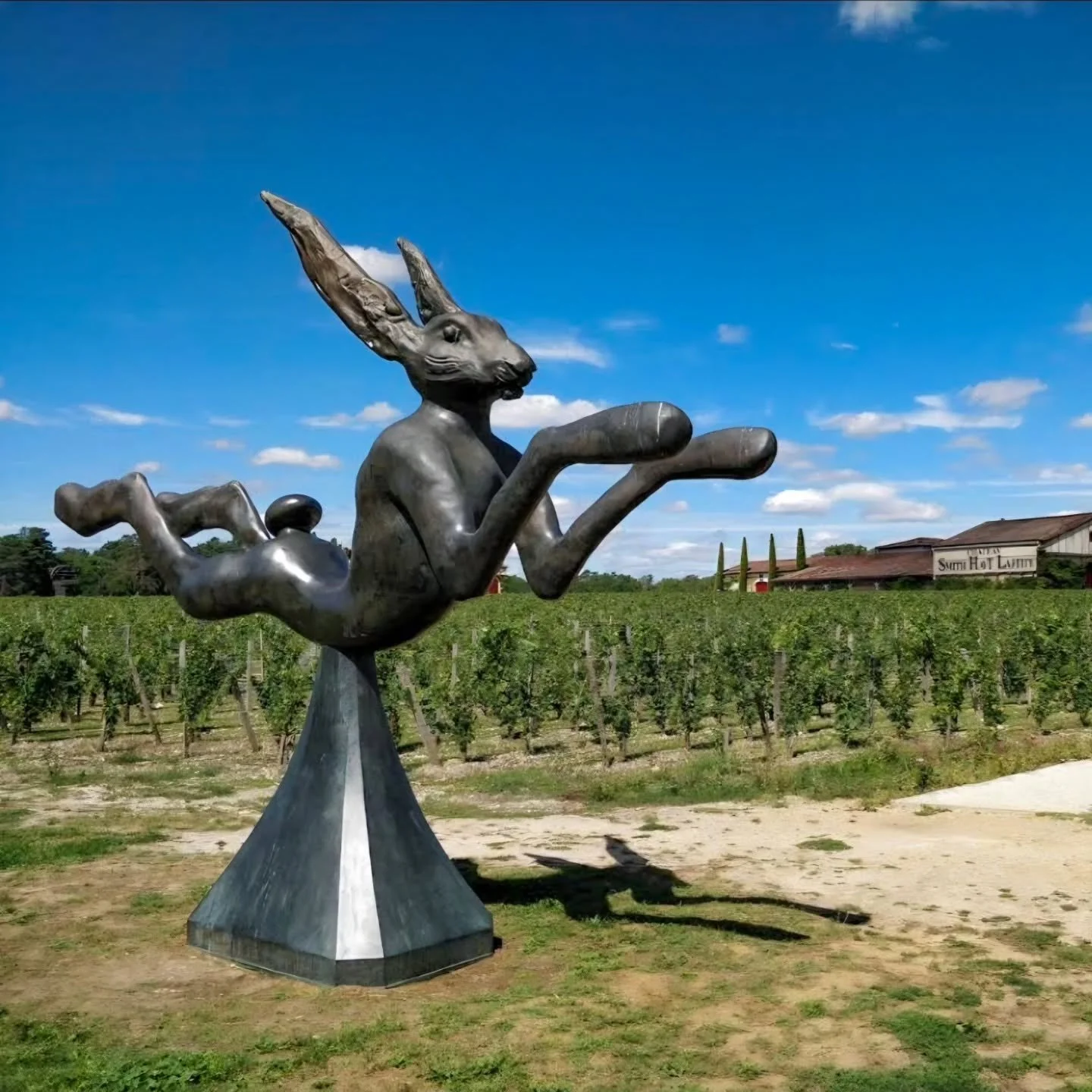 𝘋𝘢𝘳𝘭𝘪𝘯𝘨𝘴, 𝘵𝘩𝘦 𝘌𝘢𝘴𝘵𝘦𝘳 𝘣𝘶𝘯𝘯𝘺 𝘴𝘵𝘰𝘱𝘱𝘦𝘥 𝘣𝘺 𝘵𝘰 𝘴𝘢𝘺 𝘩𝘪! 🐇

I hope you had the most wonderful Easter weekend. I found this photo in my archives: our favourite bunny, hiding out at 𝗖𝗵&acirc;𝘁𝗲𝗮𝘂 𝗦𝗺𝗶𝘁𝗵 𝗛𝗮𝘂𝘁