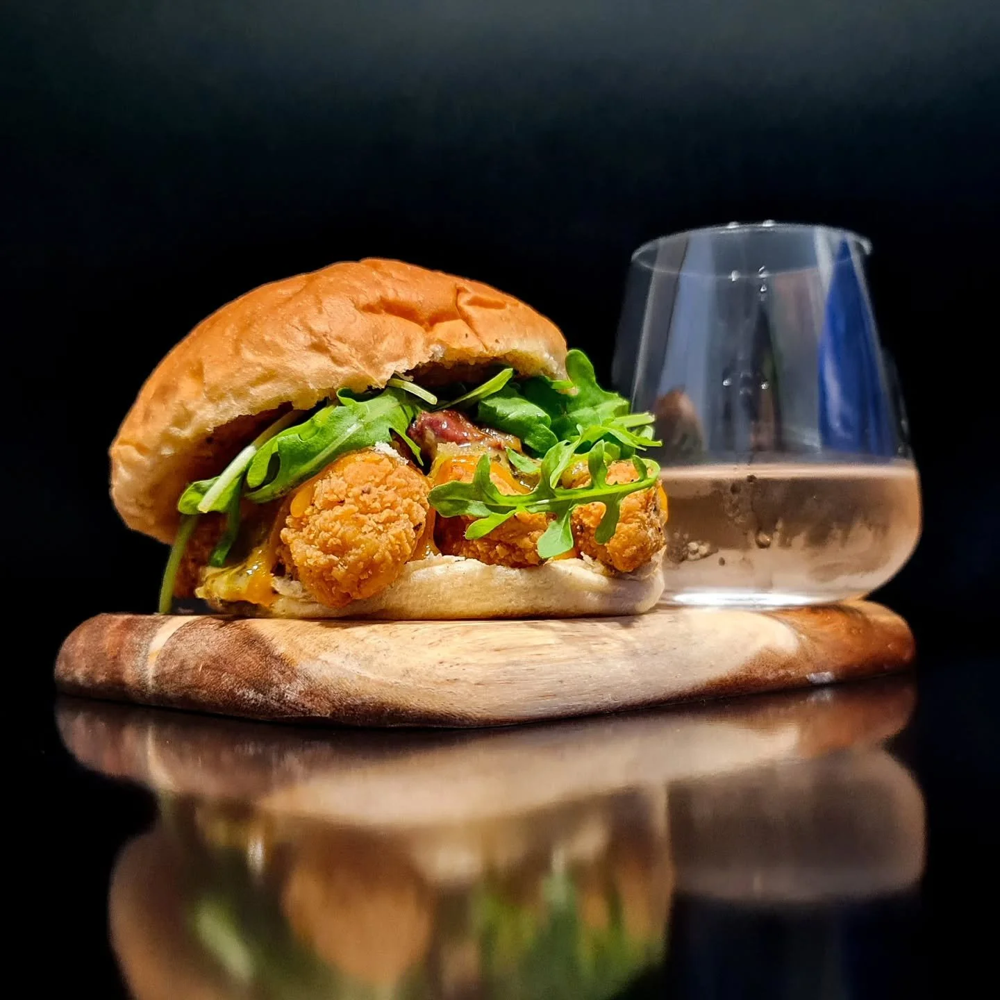 𝘋𝘢𝘳𝘭𝘪𝘯𝘨𝘴, 𝘐 𝘩𝘰𝘱𝘦 𝘺𝘰𝘶 𝘣𝘳𝘰𝘶𝘨𝘩𝘵 𝘺𝘰𝘶𝘳 𝘢𝘱𝘱&eacute;𝘵𝘪𝘵&hellip; 😉

I'm back with my delicious pairings, just as you love them. 😊
And to elevate our Sunday evening, tonight we're pairing the crispy chicken slider with a gla