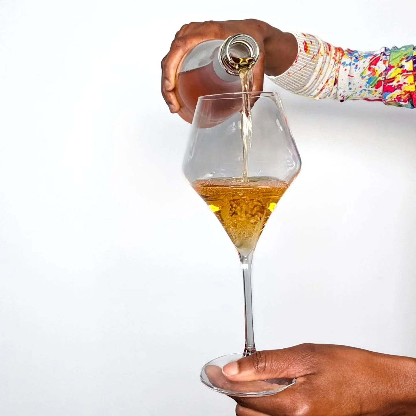 𝘋𝘢𝘳𝘭𝘪𝘯𝘨𝘴, 𝘸𝘩𝘰 𝘬𝘯𝘦𝘸 𝘵𝘩𝘦𝘺 𝘨𝘳𝘦𝘸 𝘈𝘴𝘴𝘺𝘳𝘵𝘪𝘬𝘰 𝘪𝘯 𝘓𝘢𝘯𝘨𝘶𝘦𝘥𝘰𝘤! 

Even better, I'm bringing it to you as an 🍊 orange wine. This is my first encounter with 𝐀𝐬𝐬𝐲𝐫𝐭𝐢𝐤𝐨 grown outside of Greece and I am fully, una