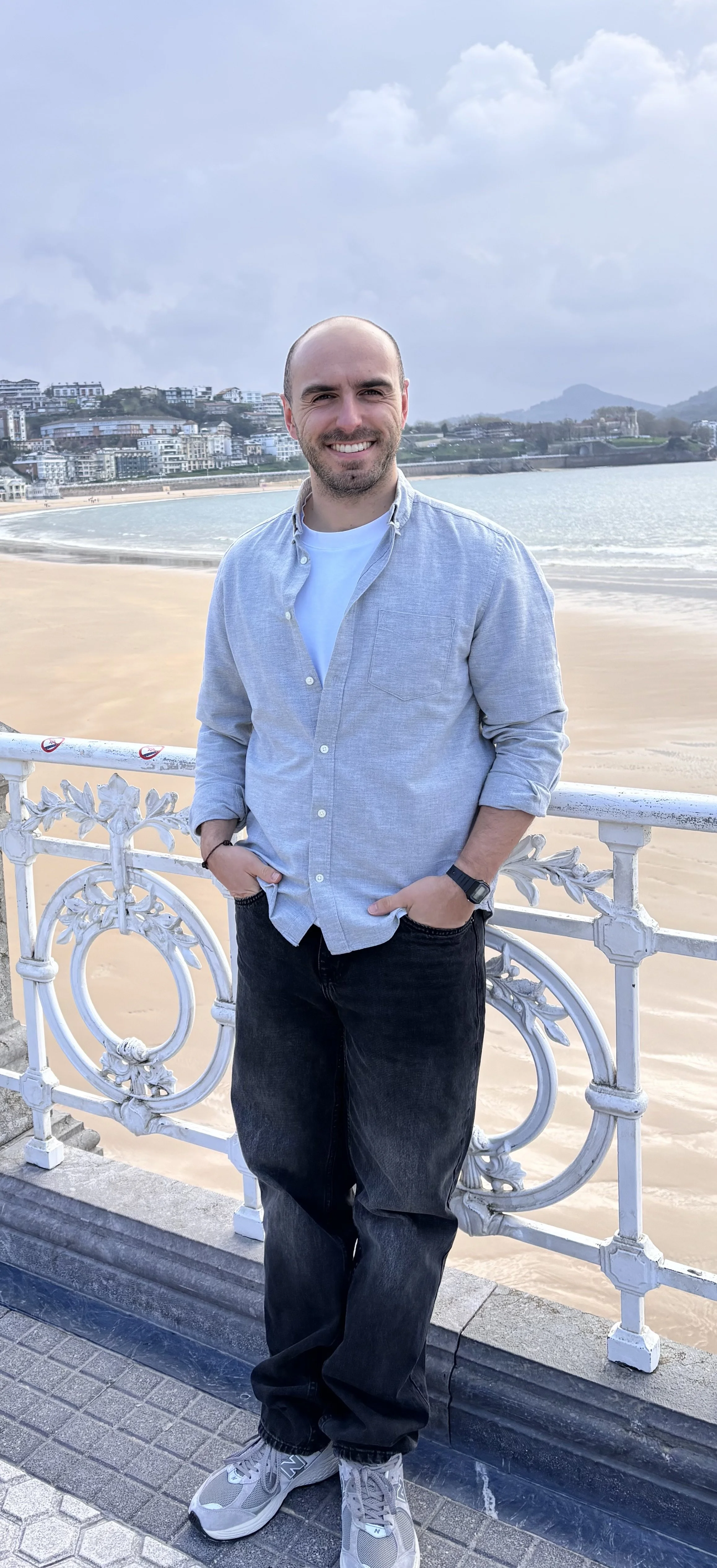 Imanol Ceberio, psicólogo en Donostia de Argitan Psicología, en el Paseo de la Concha