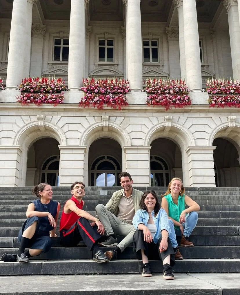 Retour sur 2025 🥀

Une premi&egrave;re ann&eacute;e de soci&eacute;t&eacute;,
des id&eacute;es plus grandes que moi,
un projet n&eacute; d&rsquo;un besoin profond :
valoriser l&rsquo;artisanat floral, les mains, les savoir-faire, les parcours, les p