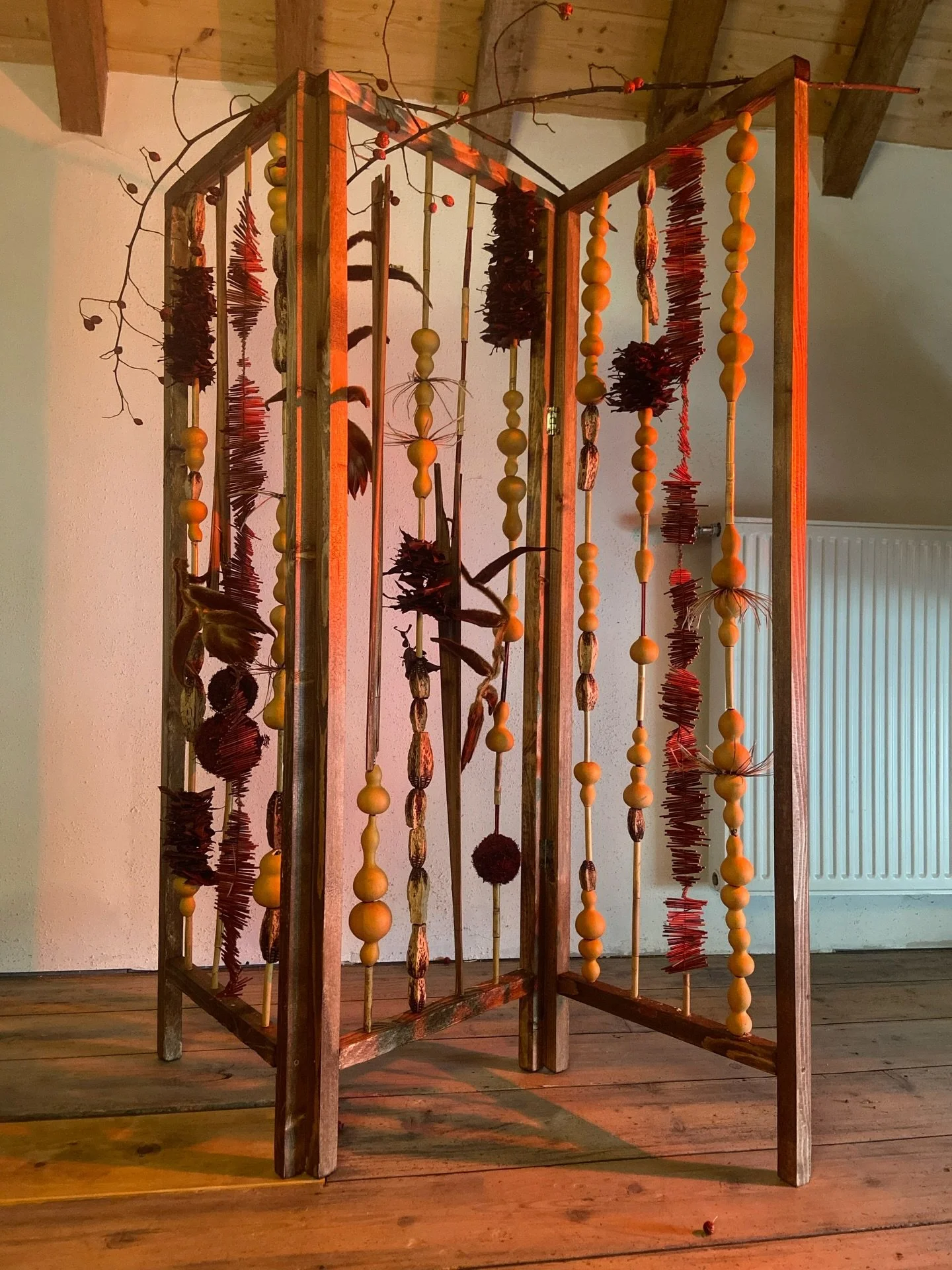 Entre mati&egrave;re, rythme et nature 🧮

Ce paravent v&eacute;g&eacute;tal est n&eacute; d&rsquo;une adoration de plusieurs mouvement artistique : autour des textures, des lignes et des &eacute;l&eacute;ments.

Chaque suspension raconte un fragment