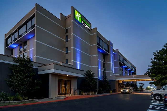 Holiday Inn1.jpg