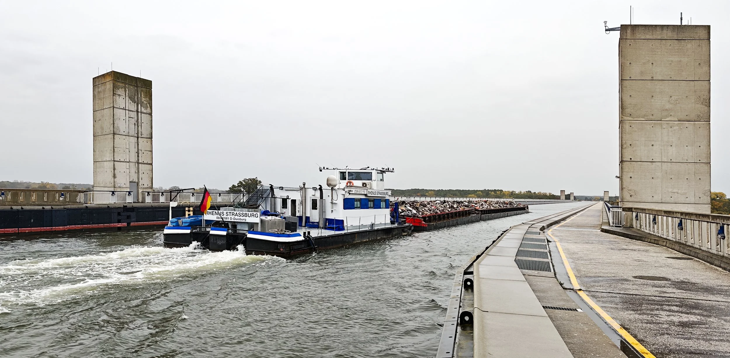 MLK Wasserkreuz mit Schiff.jpg