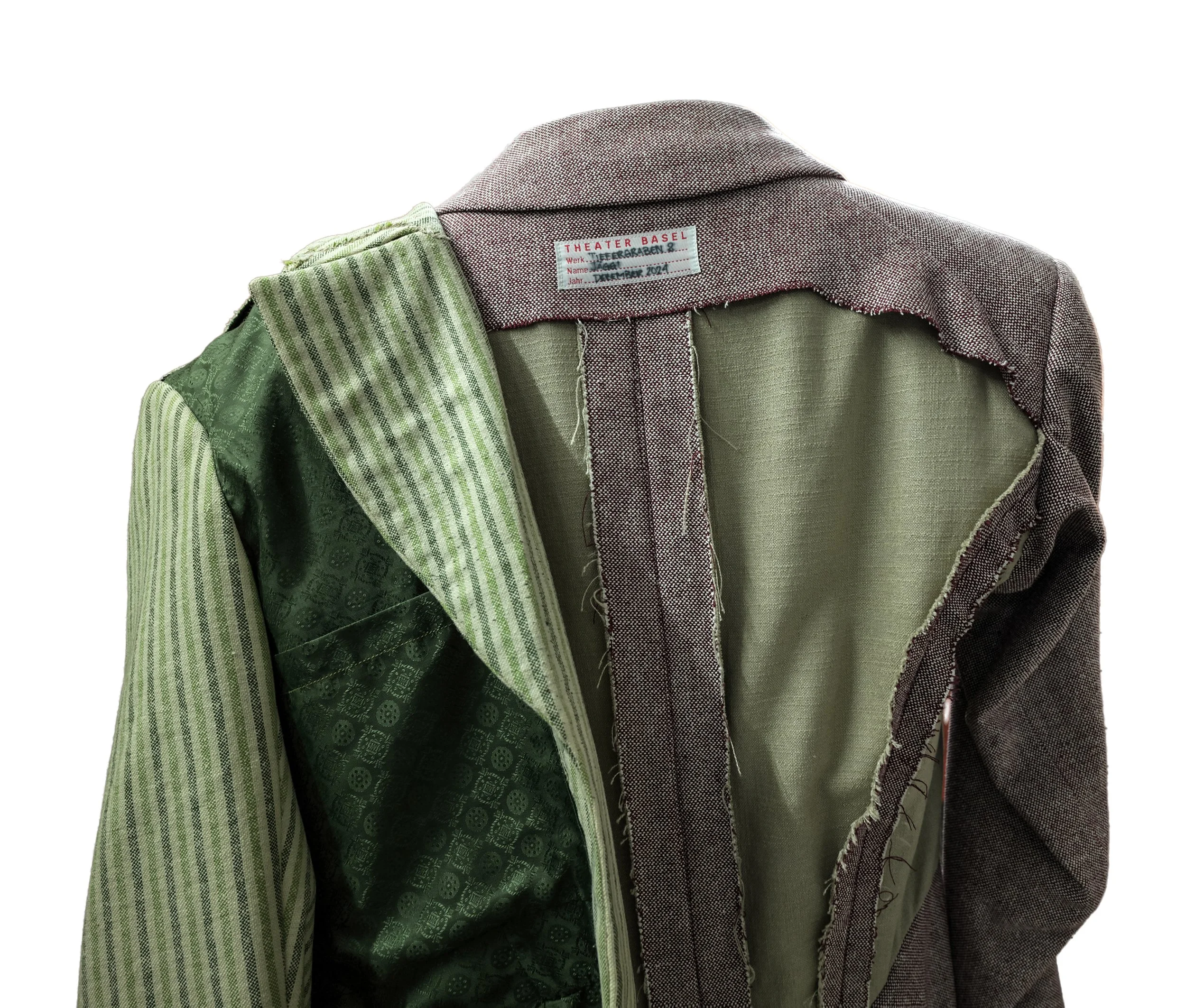 Theater BAsel Rücken gerissen.jpg