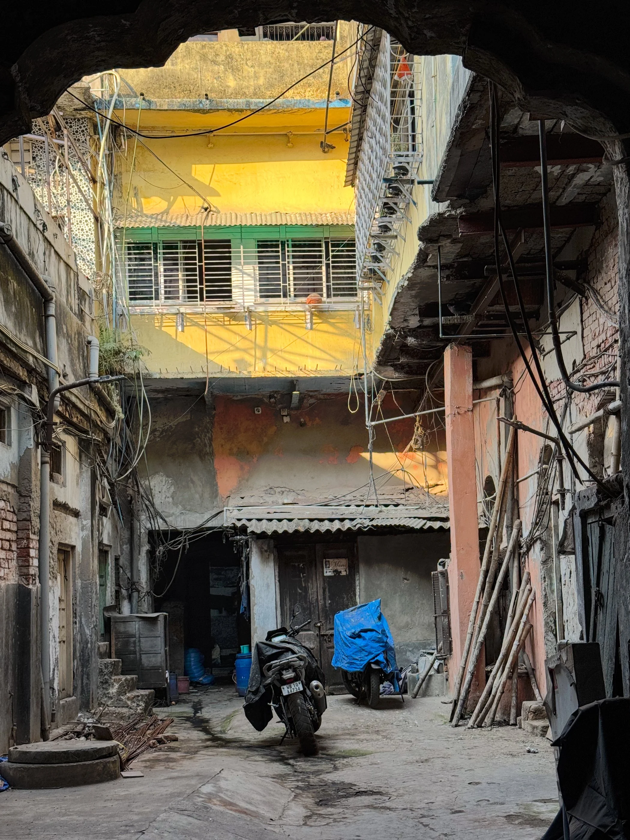 Innenhof mit Motocycle.jpg