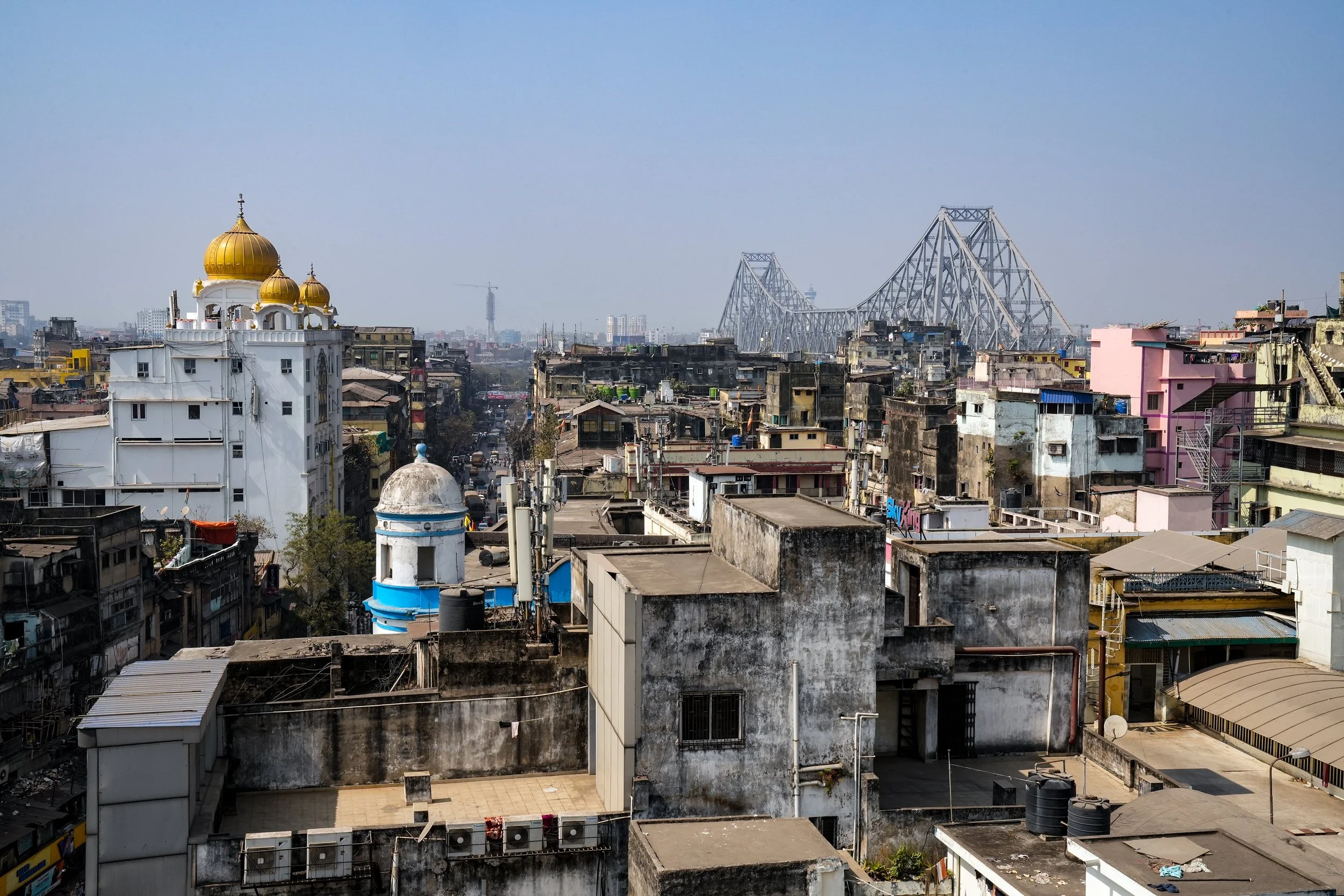 Howrah Bridge mit Goldkuppeln 1.jpg
