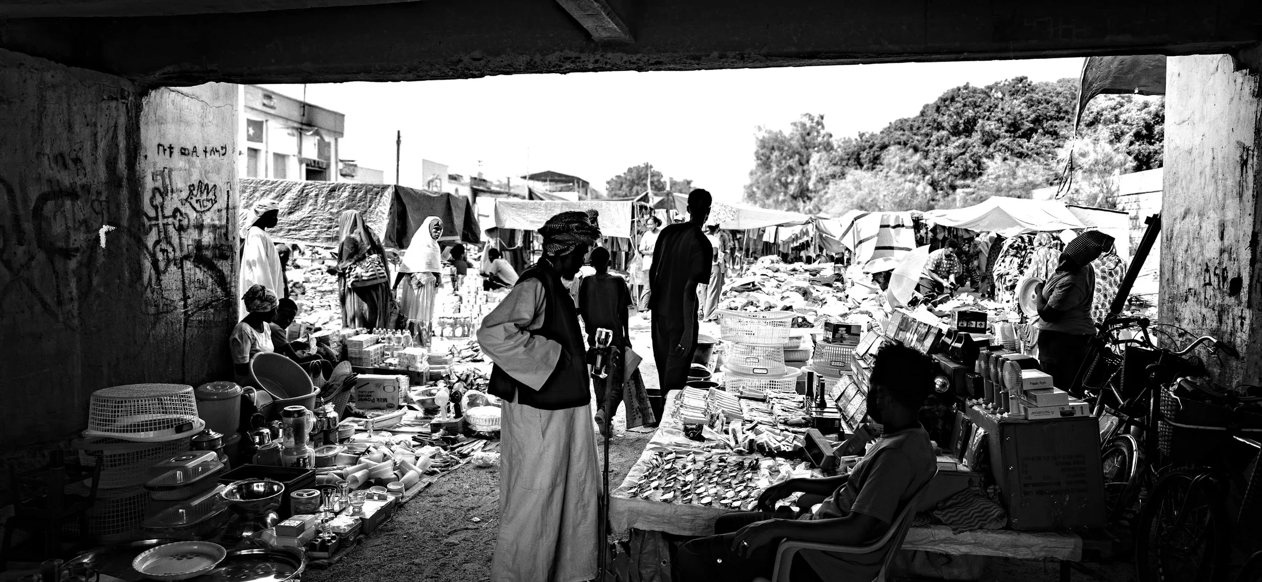 Keren Markt under zthe bridge.jpg