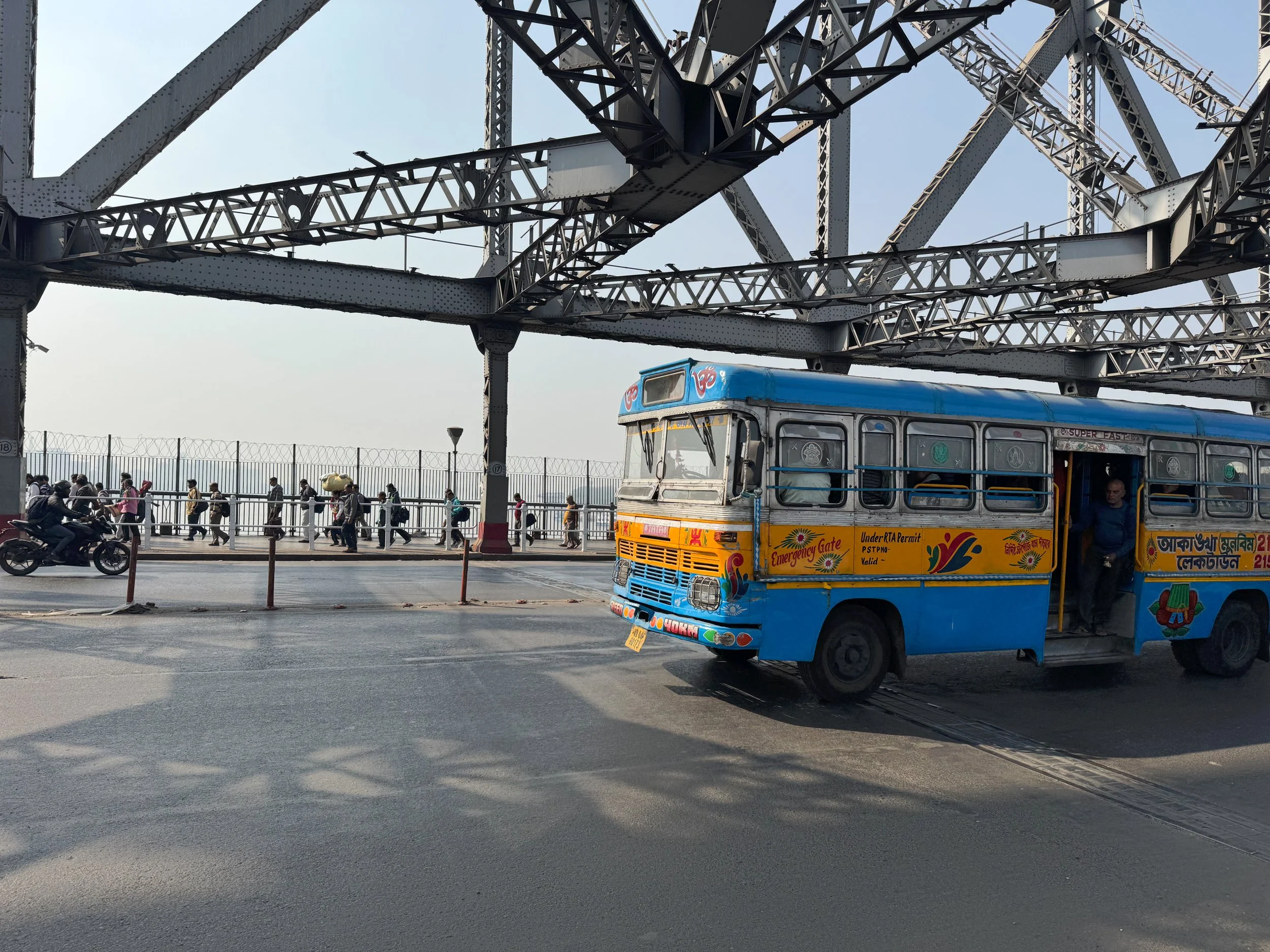 Bus Howra Bridge.jpg