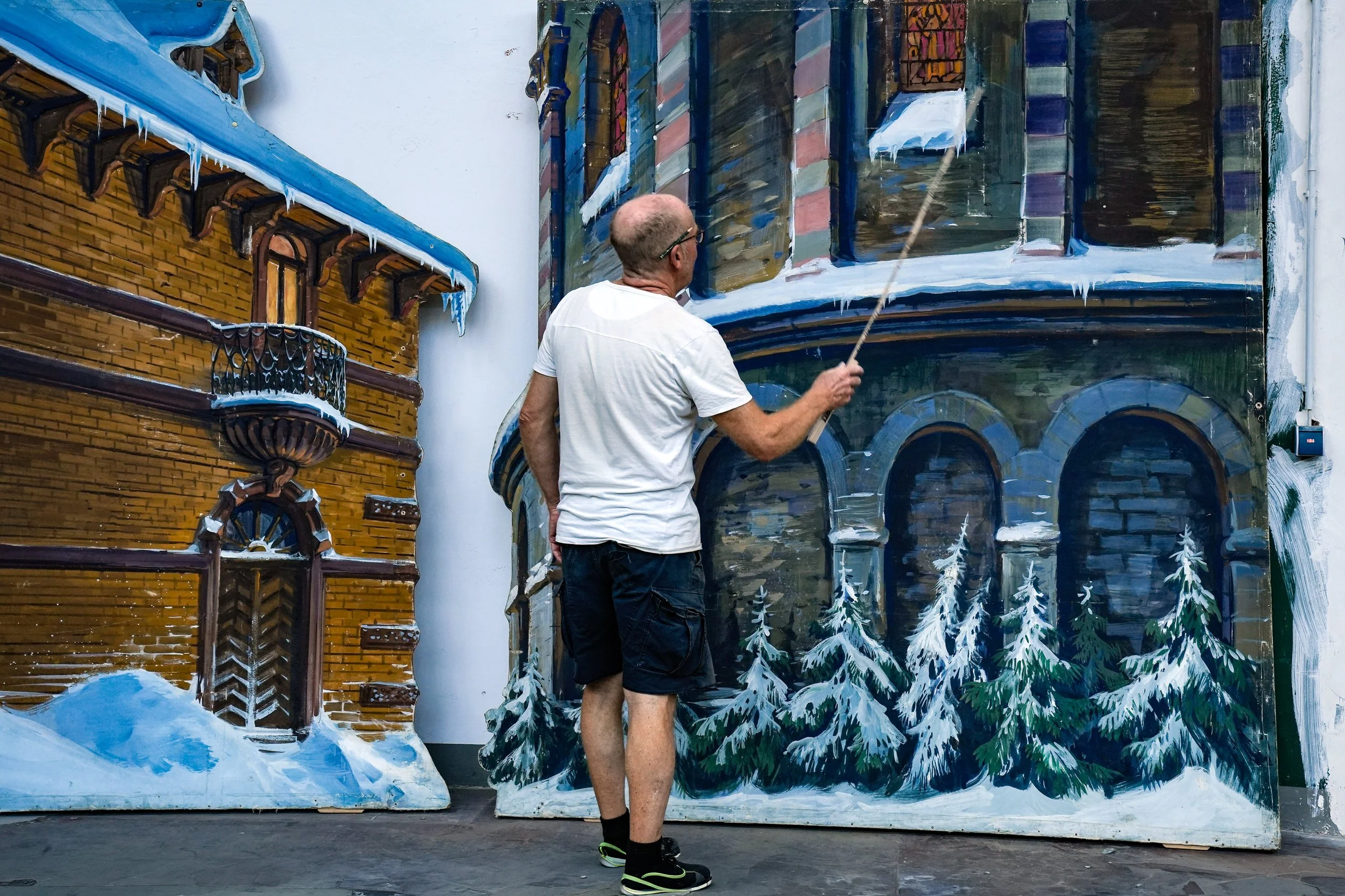 Winterfassade Kirche mit Ralf.jpg