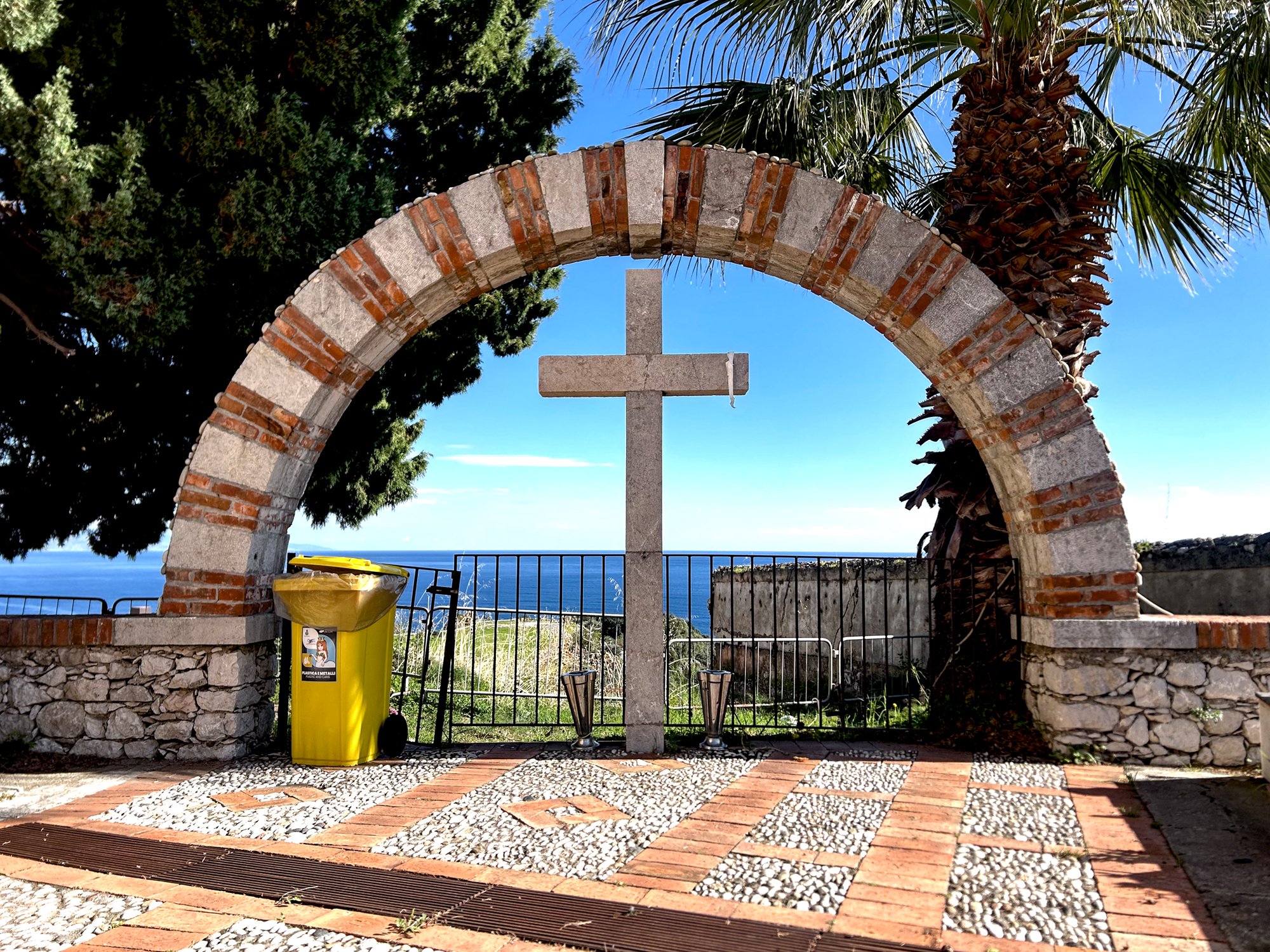 T Bogen Friedhof.jpg