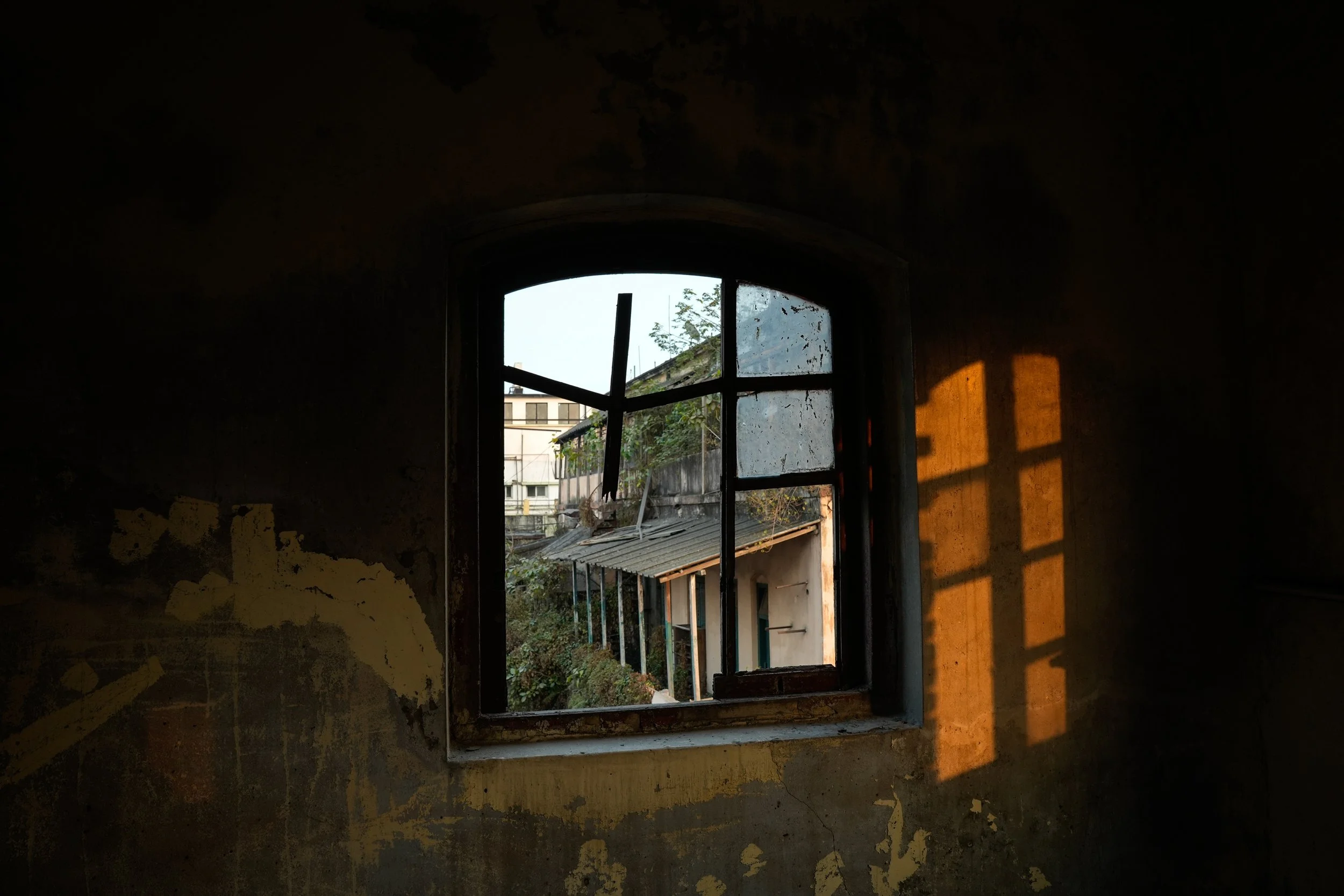 Finanz Broken Window.jpg