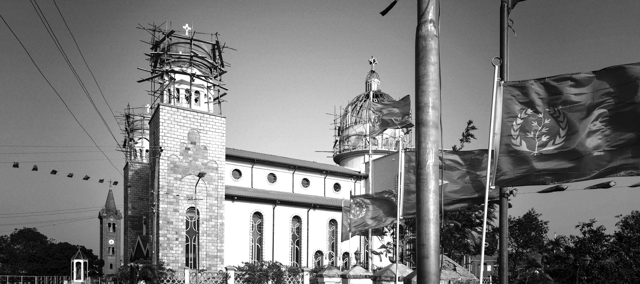 Kirche mit Dom-Türmen.jpg