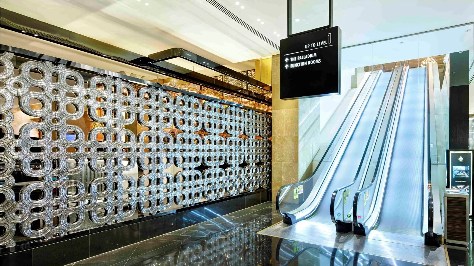 NA WEB_CROWN_01 ATRIUM BAR 04.jpg