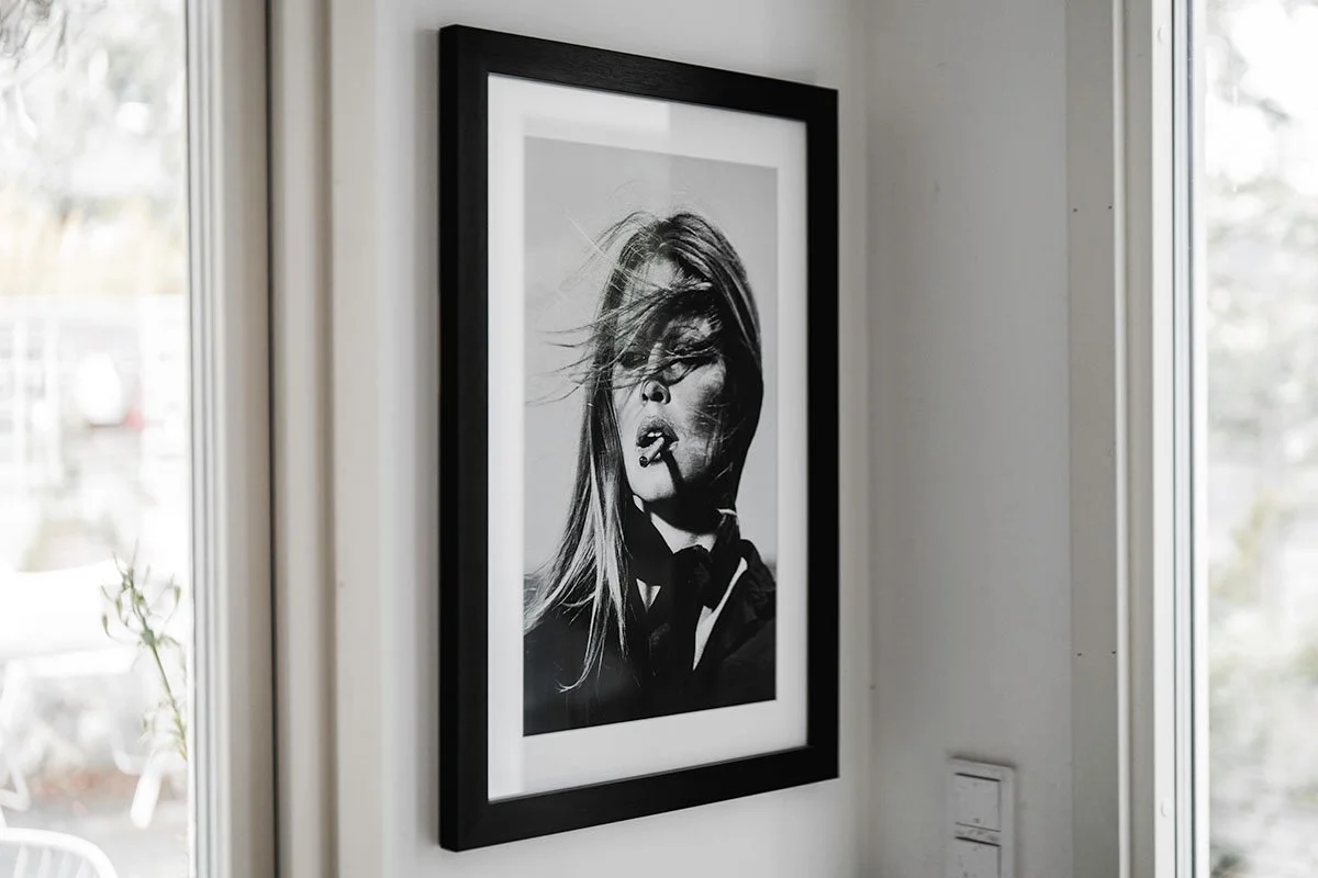 Homestyling Lidingö. Svartvit fotokonst i ram på ljus vägg