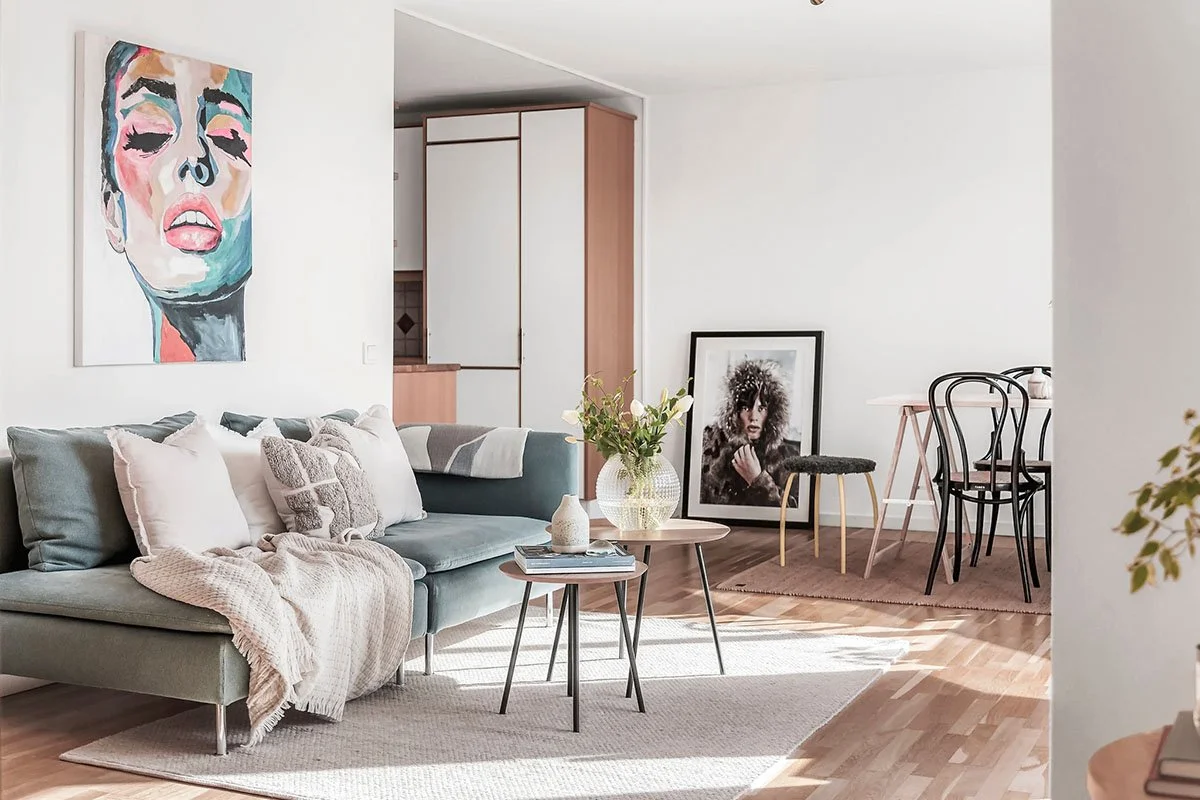 Homestyling av omöblerad lägenhet på Lidingö inför försäljning – vardagsrum stylat av Studio Mila