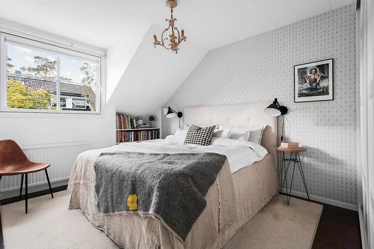 Homestyling Lidingö. Ljust modernt sovrum med fönster och taklampa.