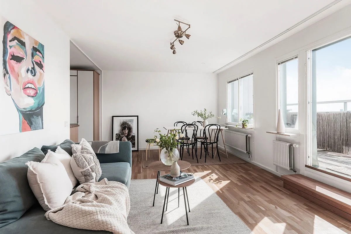 Komplett homestyling av omöblerad lägenhet på Lidingö – vardagsrum och matplats inredda inför försäljning.