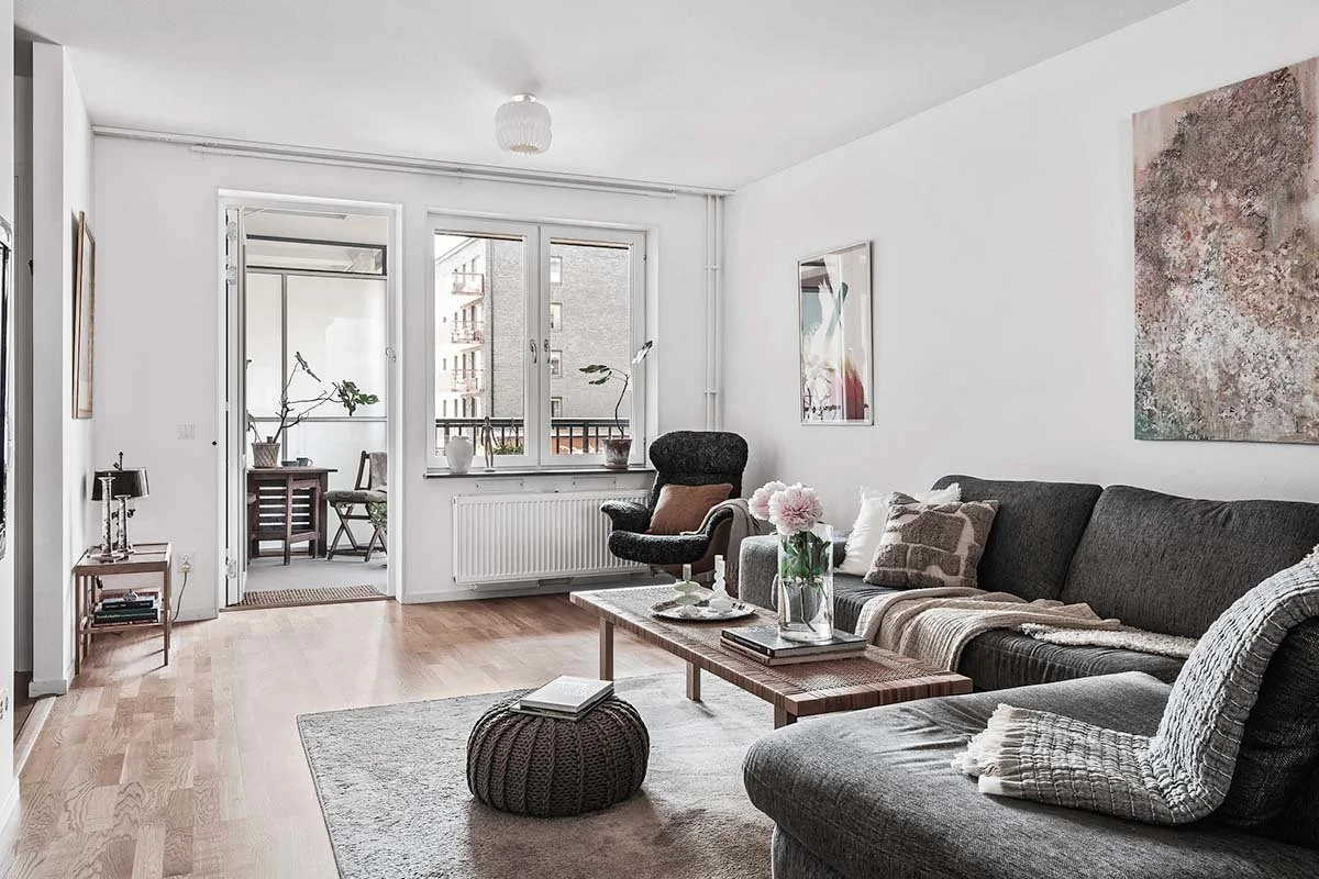 Homestyling Lidingö. Ljust vardagsrum med matta, soffor och fönster