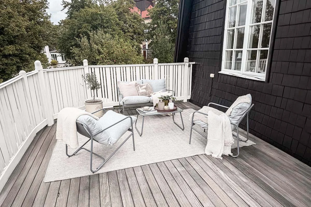 Stylad uteplats vid villa på Lidingö med utemöbler, textilier och växter – homestyling av Studio Mila