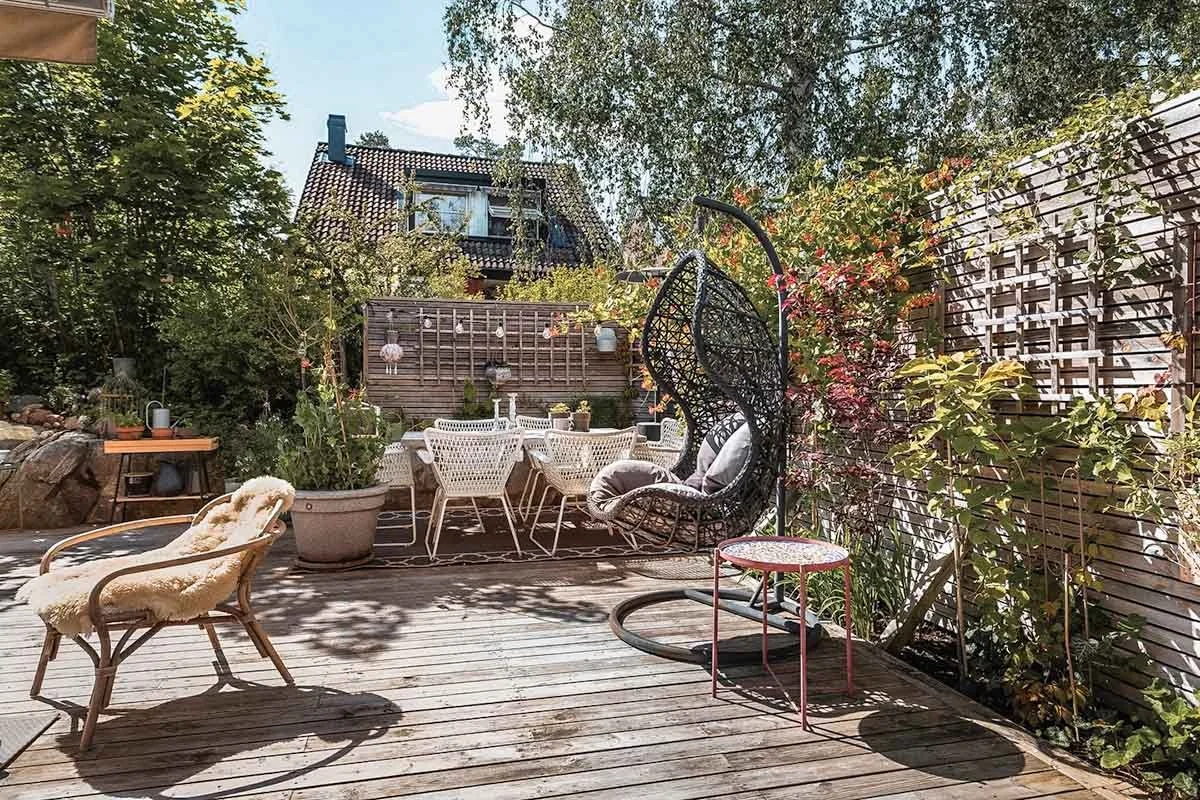 Homestyling Lidingö. En uteplats med grönska, blommor och utemöbler