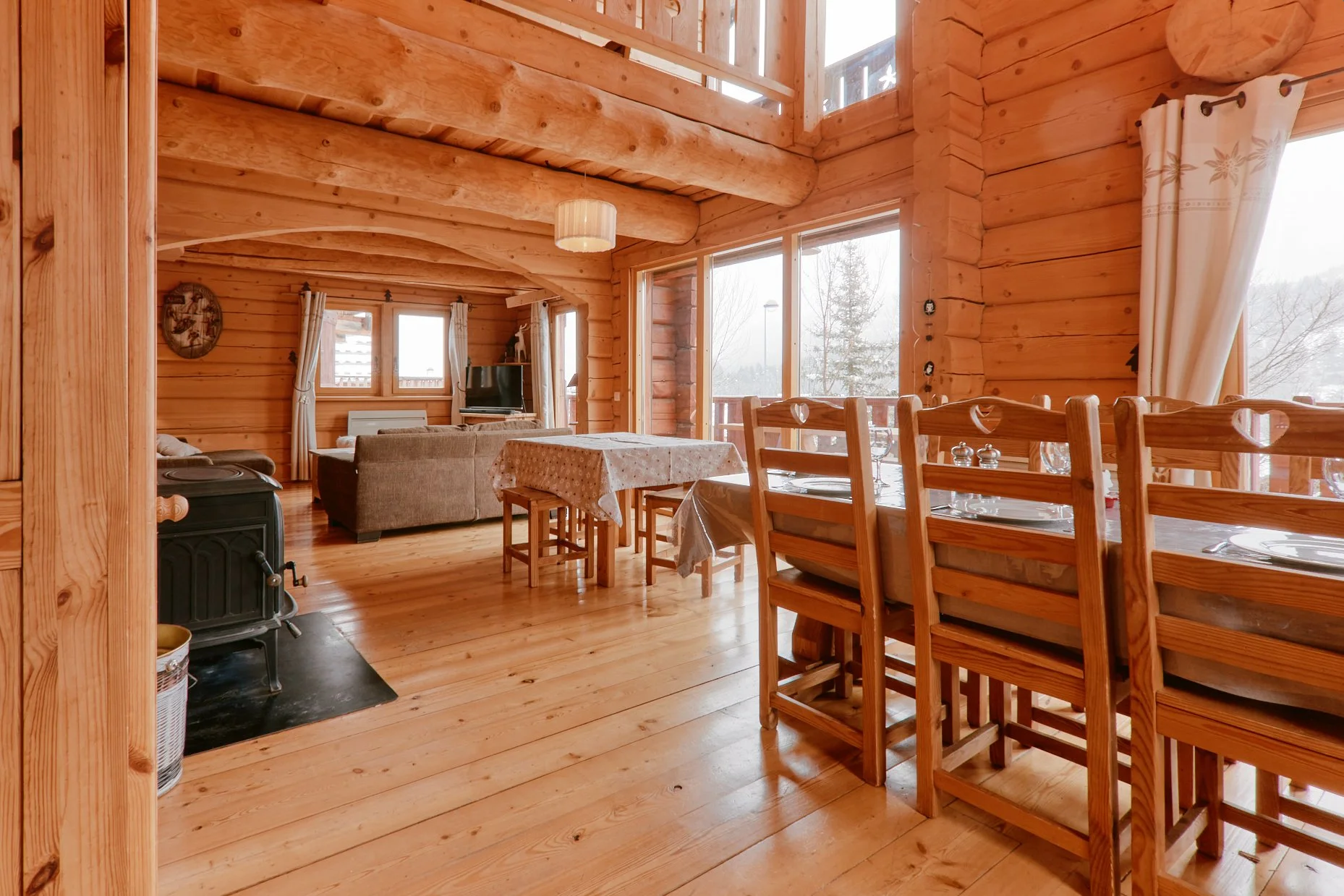 Salon avec 2 canapés, TV, vidéoprojecteur, box android.