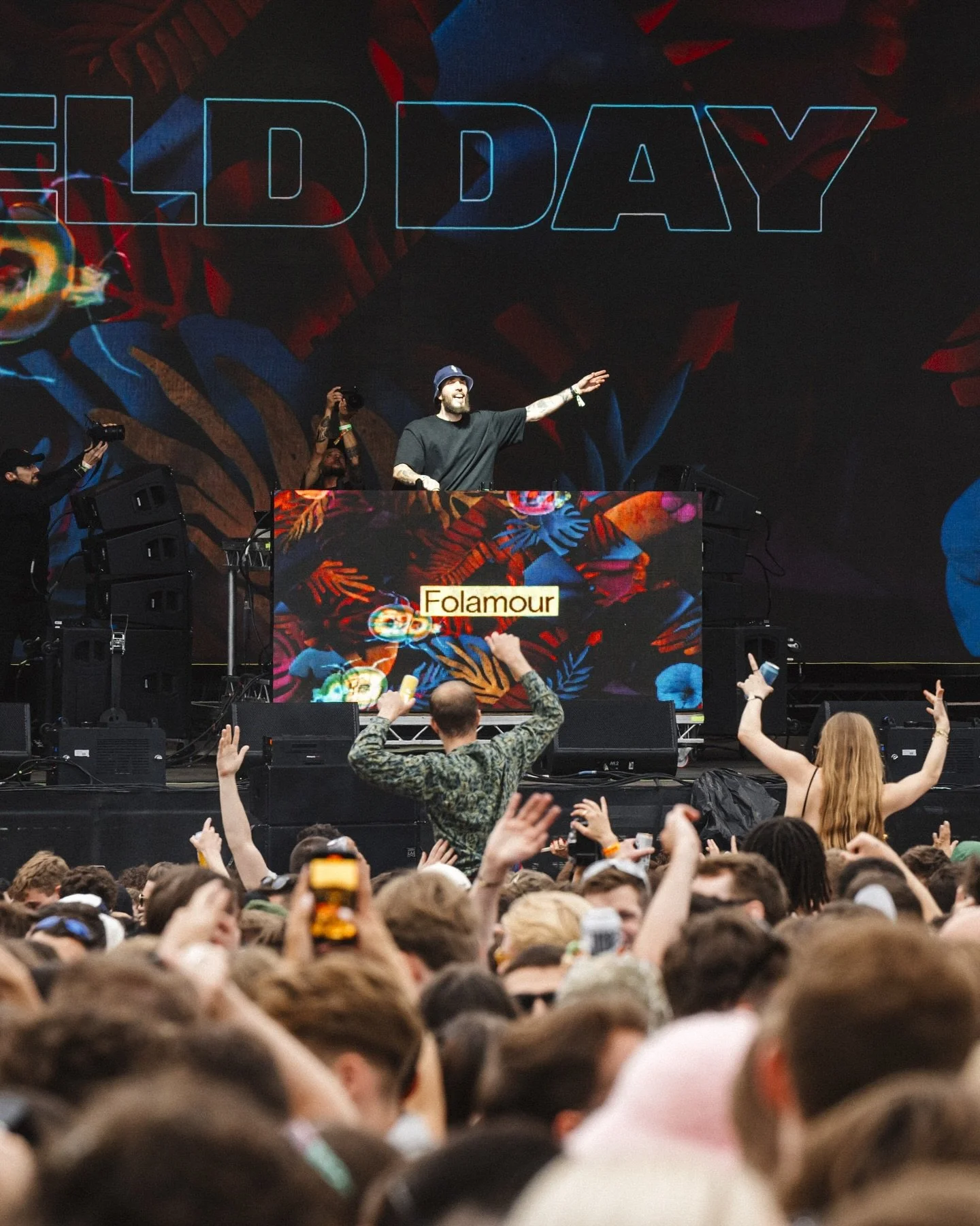 In frame: @folamour 📸