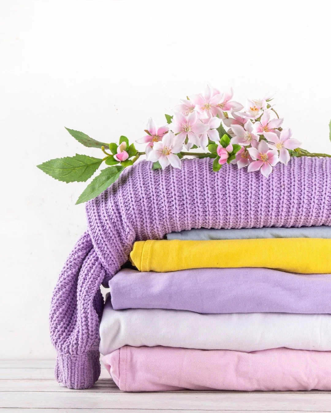 De lente nodigt uit tot vernieuwing.
Meer licht. Meer lucht. Meer kleur.

Niet omdat je iets moet veranderen,
maar omdat er ruimte mag ontstaan.

De juiste kleuren versterken die frisse energie.
Ze laten je huid rustiger ogen en je uitstraling lichte