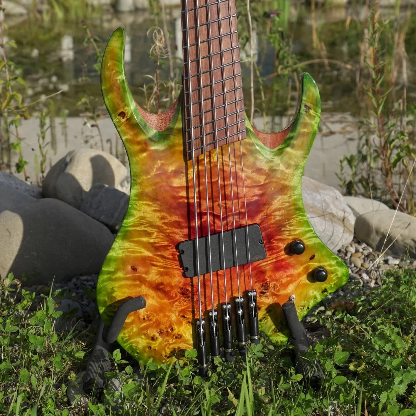 This Alchemist 5-String bass was a super fun build. Commissioned as a wedding present by the wife of Dark Art Guitars artist @raphi.fof I had to make sure I don't accidentally spill the beans by sharing it too soon here on IG. The color scheme is ins